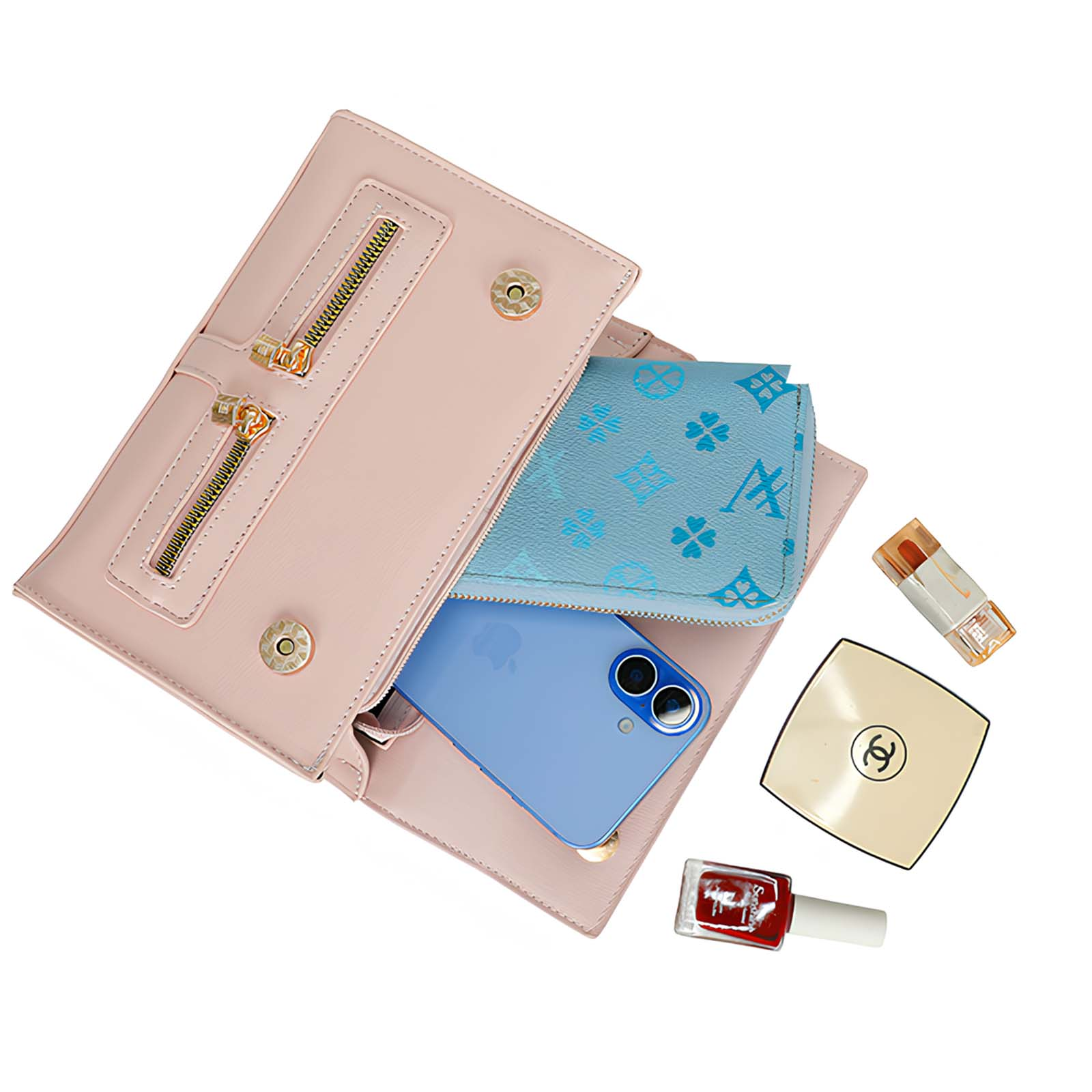 Un bolso rosa abierto con teléfono azul, cartera, lápiz labial, polvera y esmalte de uñas sobre fondo blanco.