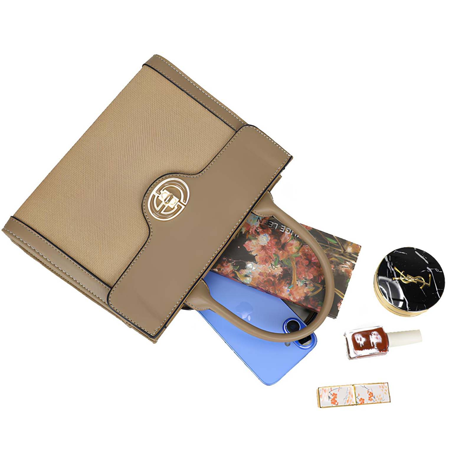 Un bolso beige con contenido: un teléfono, una revista, maquillaje y esmalte de uñas dispersos.