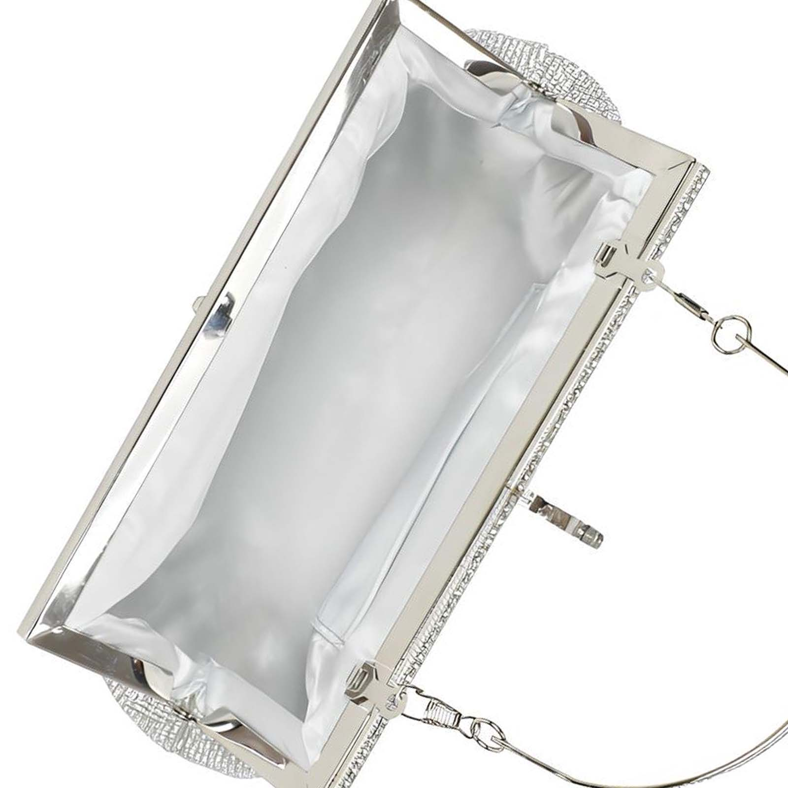 Clutch argentata aperta. L'interno è in raso bianco. Abbellimenti scintillanti sulla cornice. Ha una tracolla.