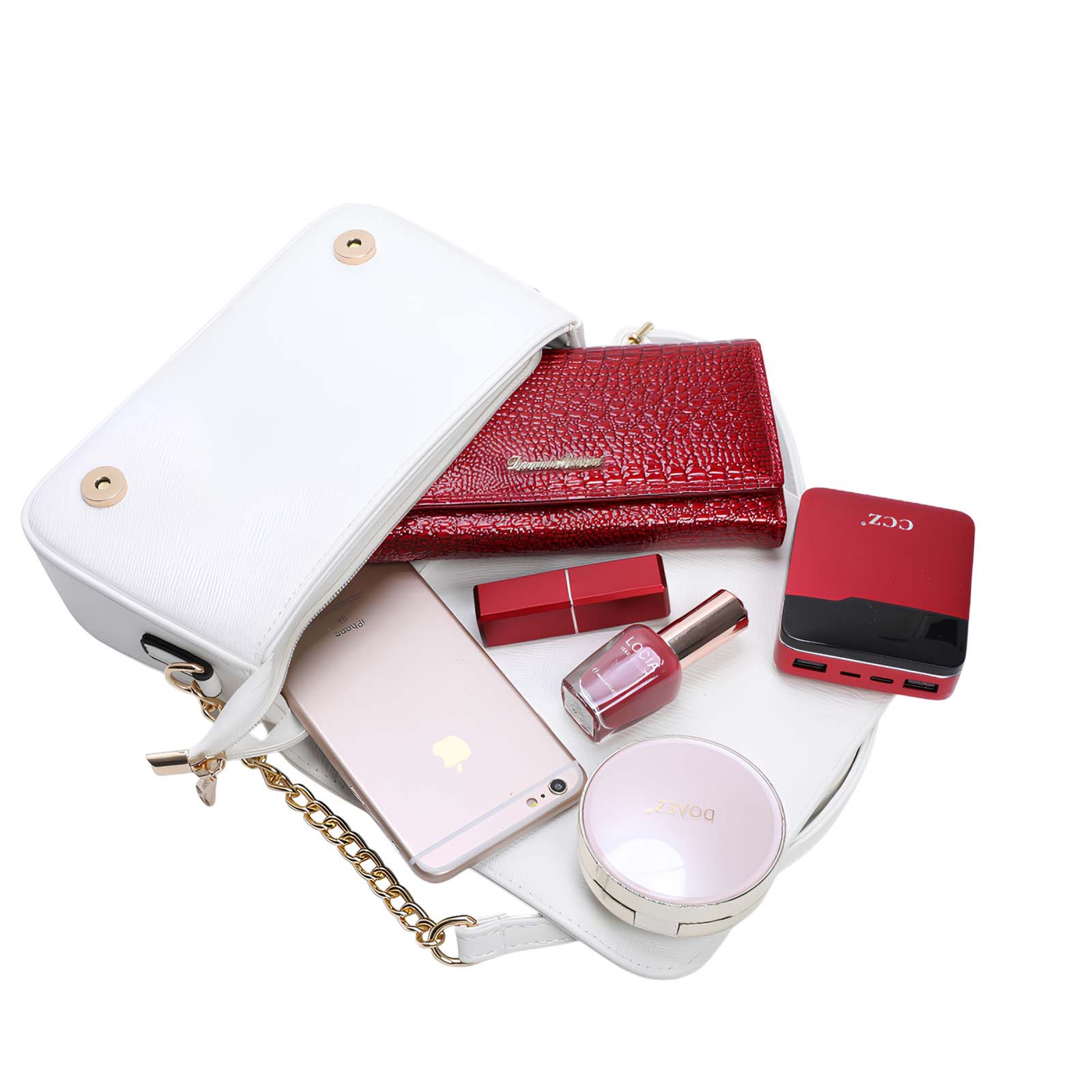 Bolso blanco abierto con cartera roja, teléfono, lápiz labial, esmalte de uñas, polvera y power bank sobre superficie blanca.