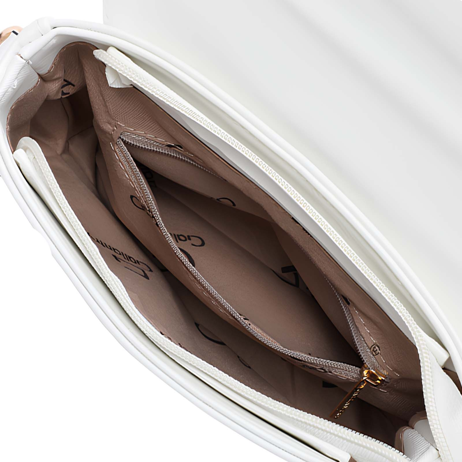 Interior de bolso blanco abierto. Forro beige con compartimentos con cremallera y tirador dorado.