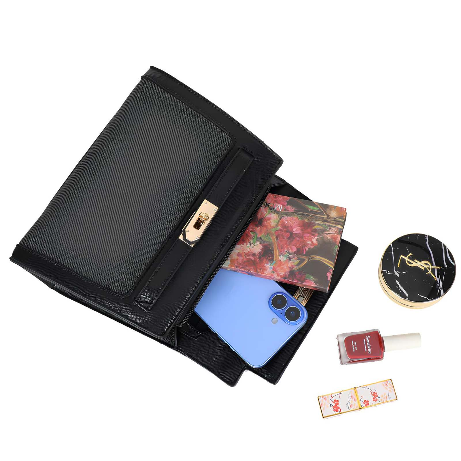 Bolso negro abierto con teléfono, paleta de maquillaje, polvera, esmalte de uñas y brillo labial sobre fondo blanco.