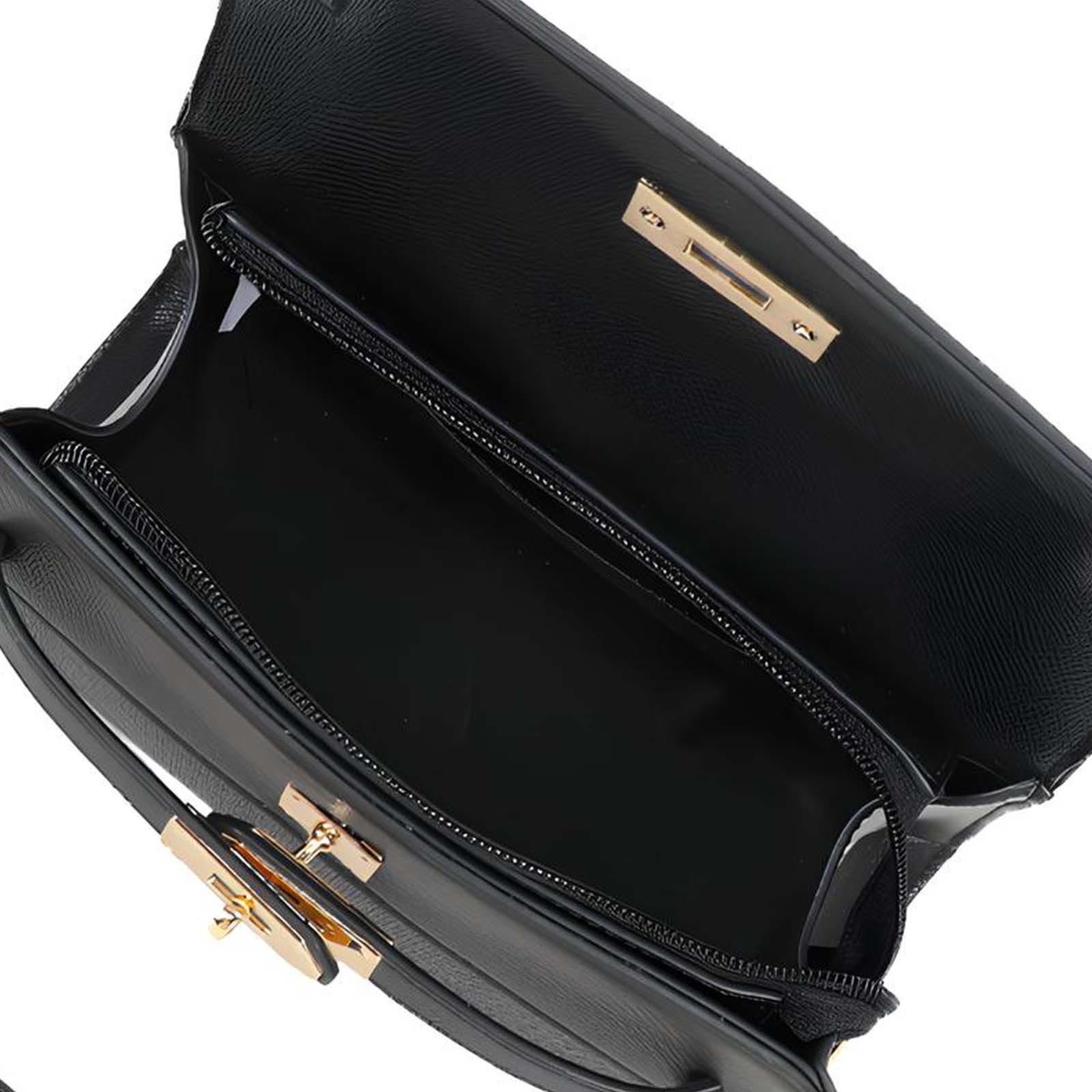 Bolso negro abierto con detalles dorados. Interior visible con compartimento con cremallera. Fondo blanco.