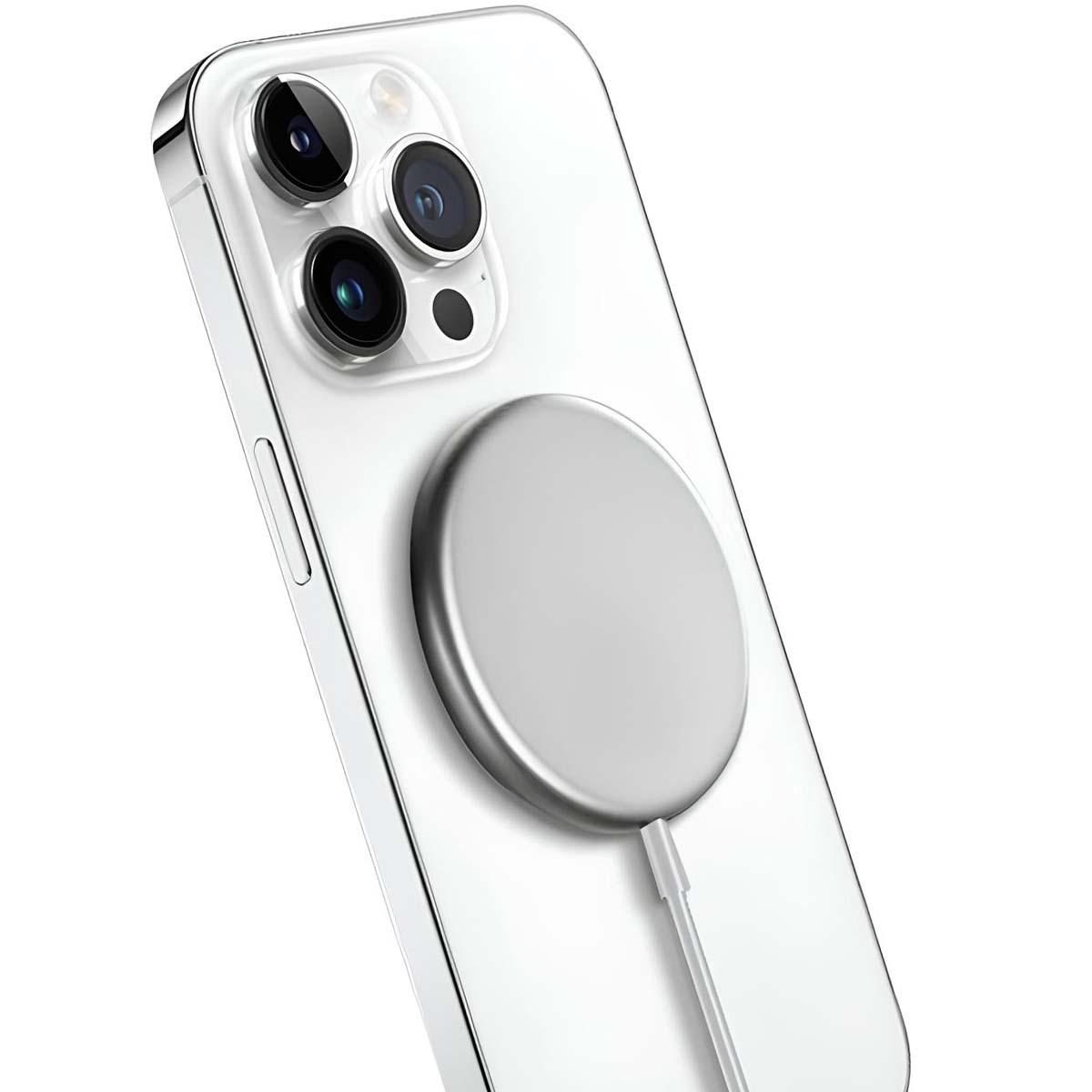 Nahaufnahme eines weißen iPhones mit einem silbernen MagSafe-Ladegerät. Das Telefon hat drei Kameralinsen und einen Blitz.