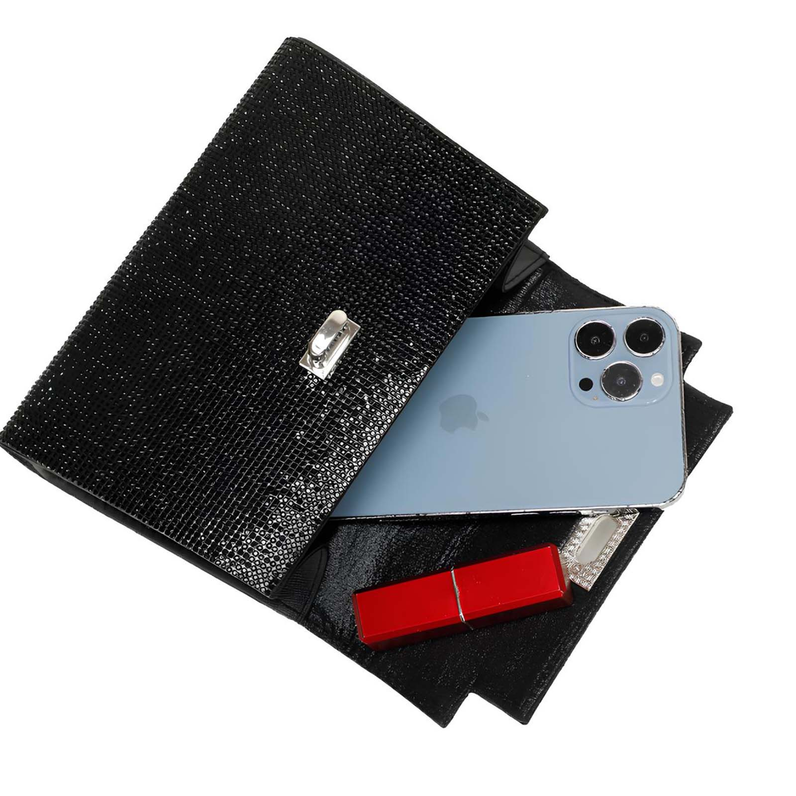 Un bolso de mano negro con un teléfono y lápiz labial dentro. El bolso está abierto, mostrando su contenido.
