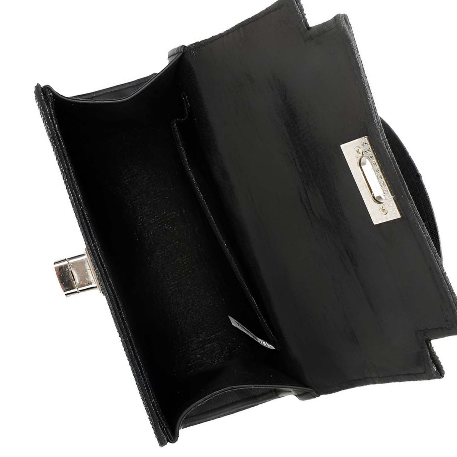 Cartera negra abierta con cierre plateado. Interior visible, revelando un compartimento abierto.