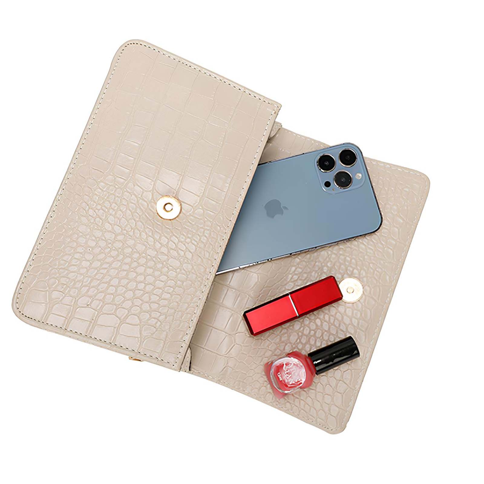 Bolso beige abierto con teléfono, lápiz labial rojo y esmalte de uñas.