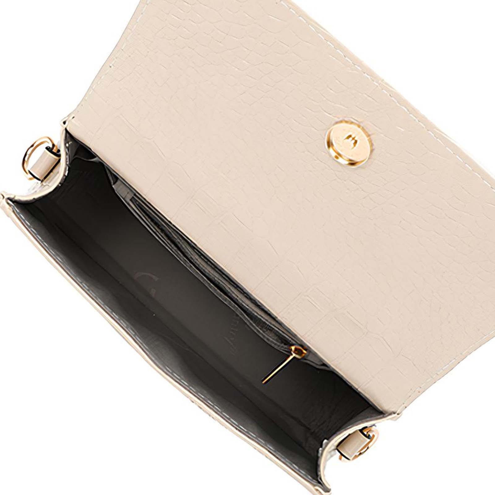 Bolso beige abierto con herrajes dorados. El interior es gris oscuro. El bolso tiene un cierre de broche.