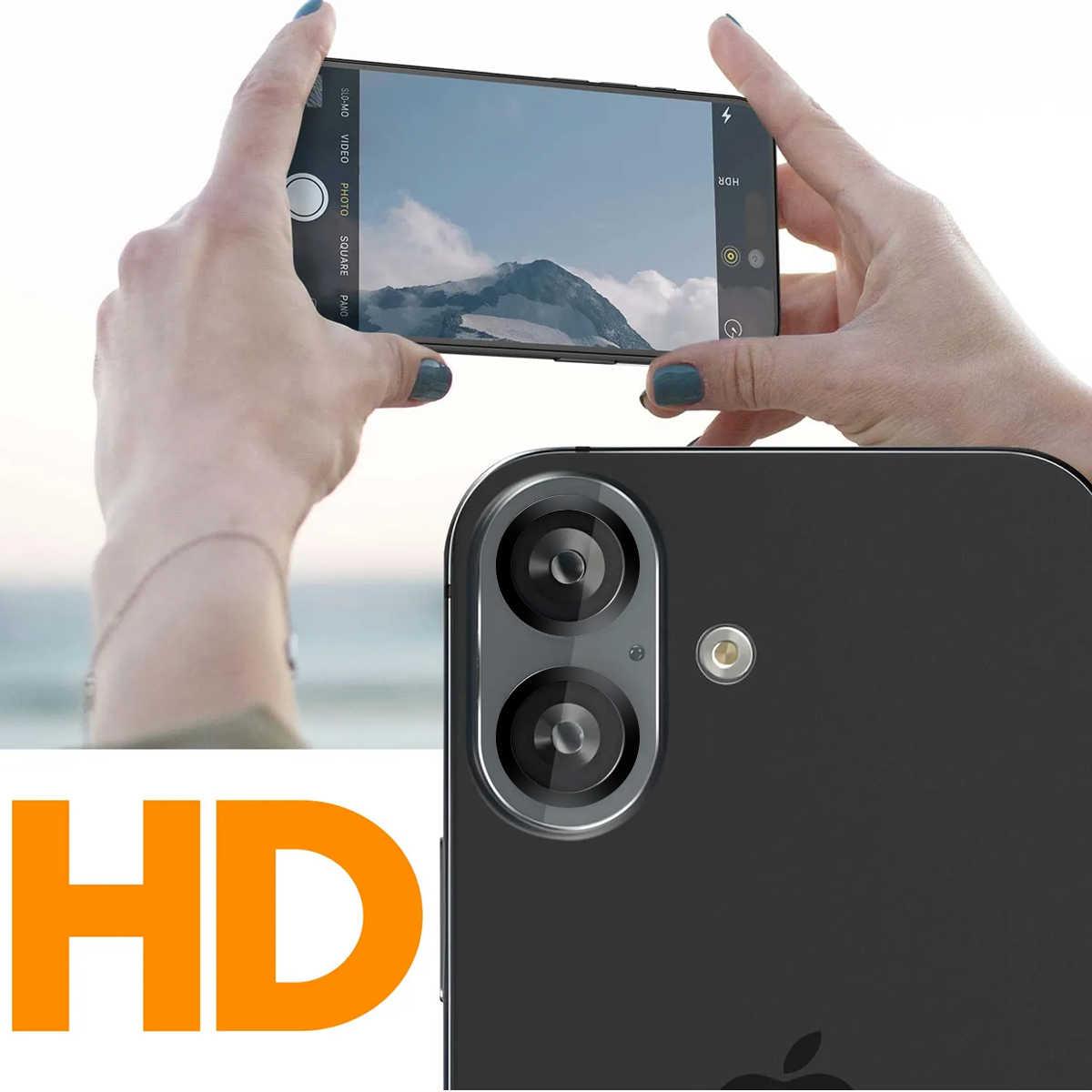 Een telefoon wordt vastgehouden en maakt een foto van bergen en lucht. De achterkant van de telefoon, met cameralenzen, is scherp. HD staat in het oranje.