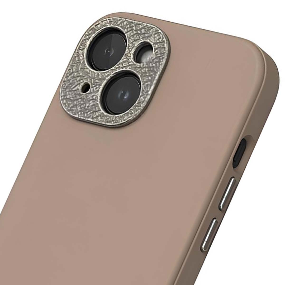 Primo piano di una custodia per telefono. La custodia è beige con una protezione per l'obiettivo della fotocamera strutturata. I pulsanti sono visibili sul lato.