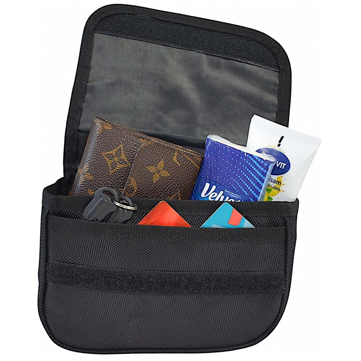 Schwarze Tasche mit offenem Deckel. Enthält Geldbörse, Schlüssel, Taschentücher, Karten und Handcreme.