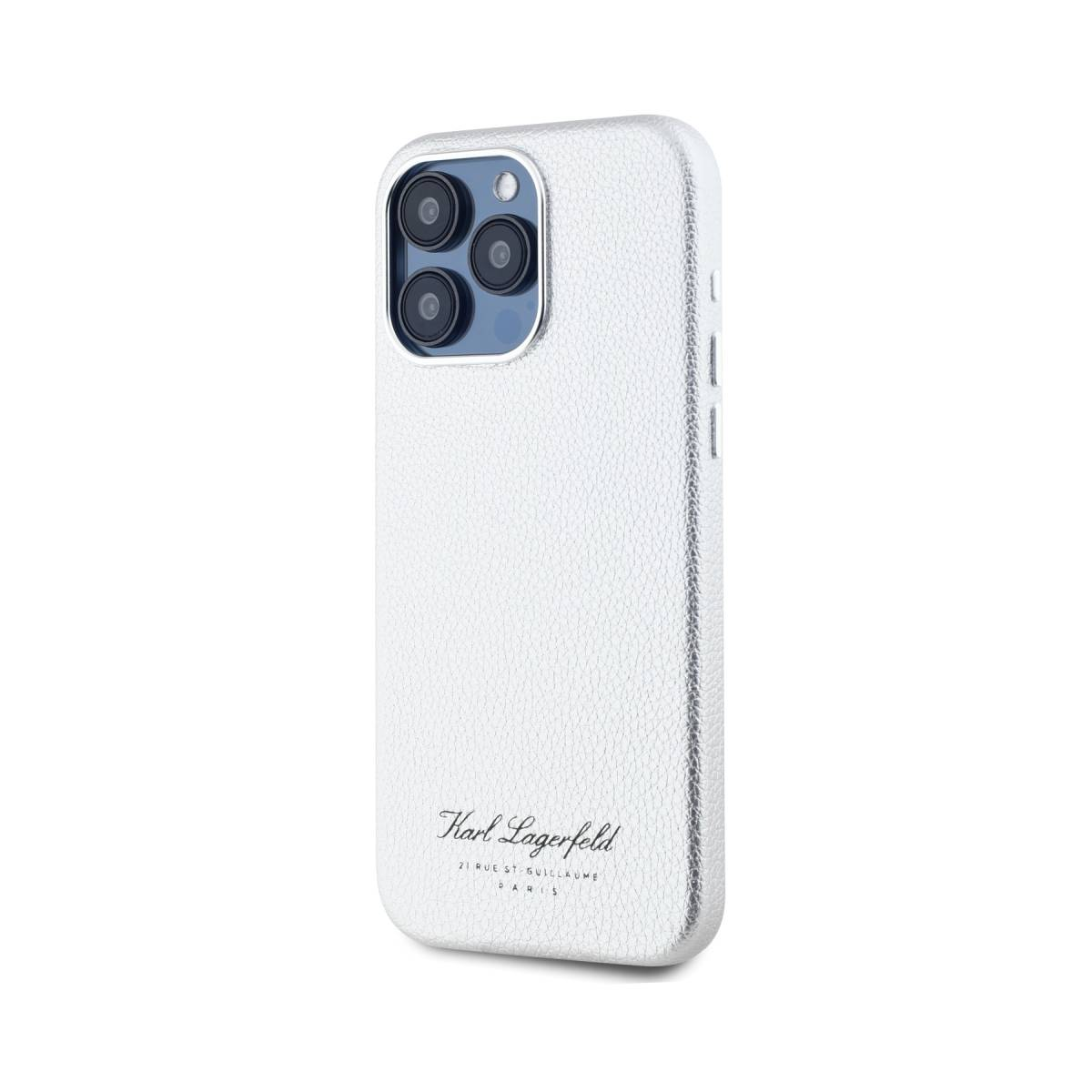 Una custodia argentata per telefono con tre obiettivi. Logo Karl Lagerfeld in basso. Sfondo bianco.