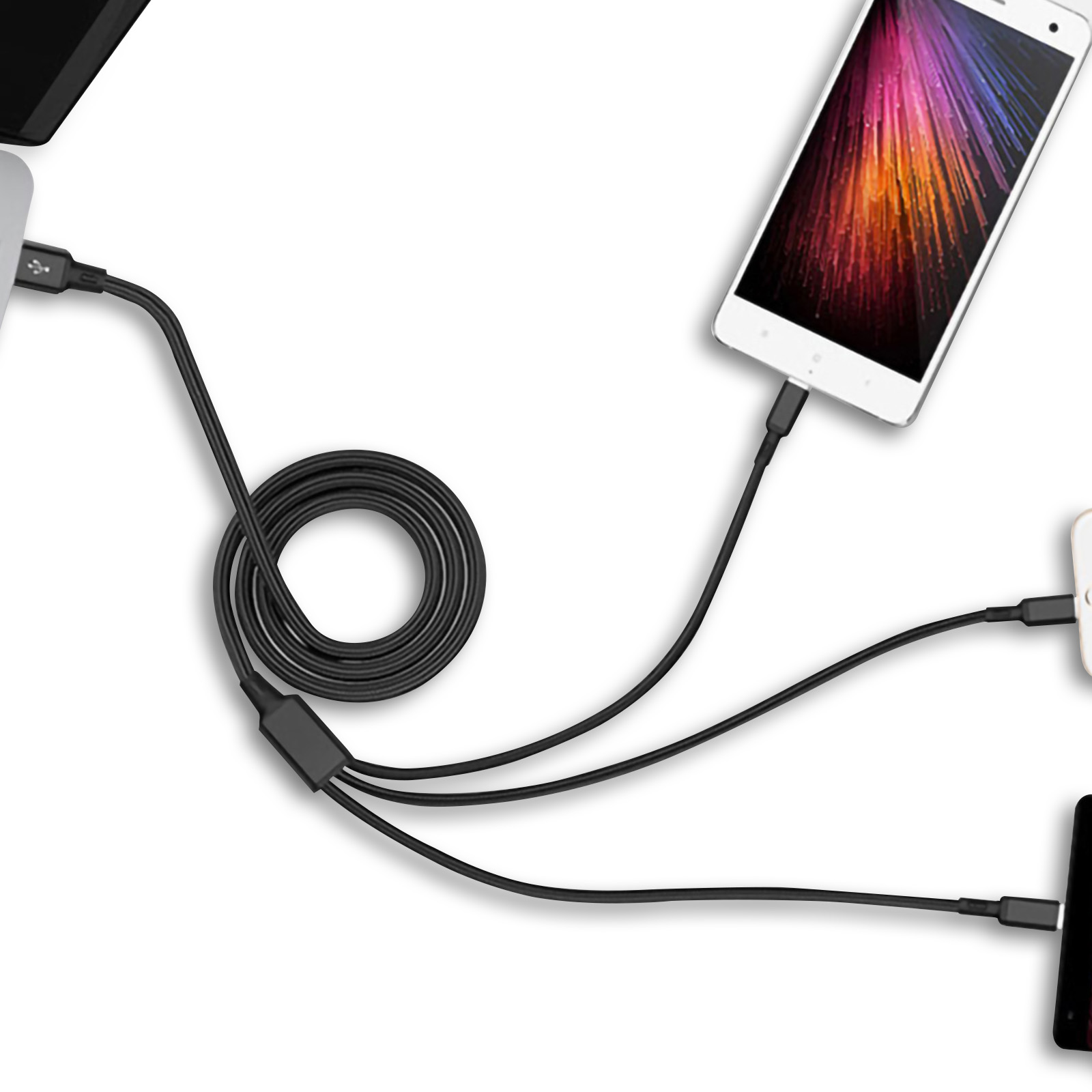 Un câble USB noir se connecte à un ordinateur portable et à trois téléphones. Les téléphones ont des écrans colorés. Fond blanc.
