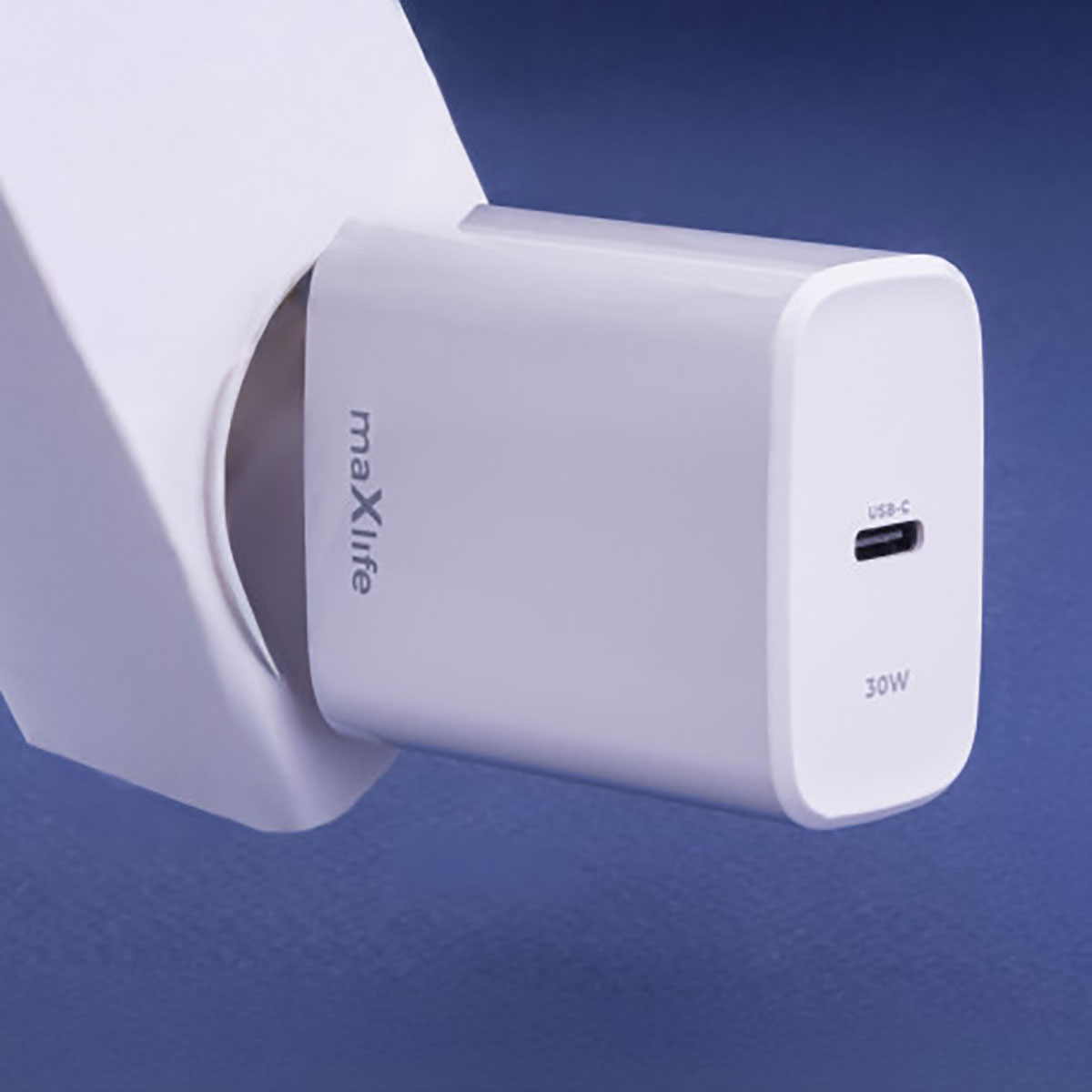 Ein weißes Maxlife 30W USB-C-Ladegerät ist in eine Steckdose gesteckt. Das Ladegerät hat einen USB-C-Anschluss und befindet sich vor blauem Hintergrund.