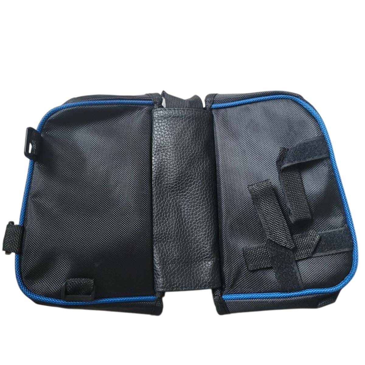 Sacoche noire avec liseré bleu. Elle comporte trois compartiments, celui du milieu en cuir noir texturé. Des sangles sont visibles.