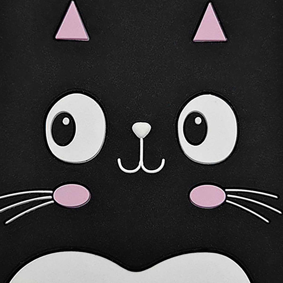 Gros plan sur un visage de chat noir avec des yeux, un nez et des moustaches blancs. Des triangles roses pour les oreilles et des taches roses sur les joues sont présents.