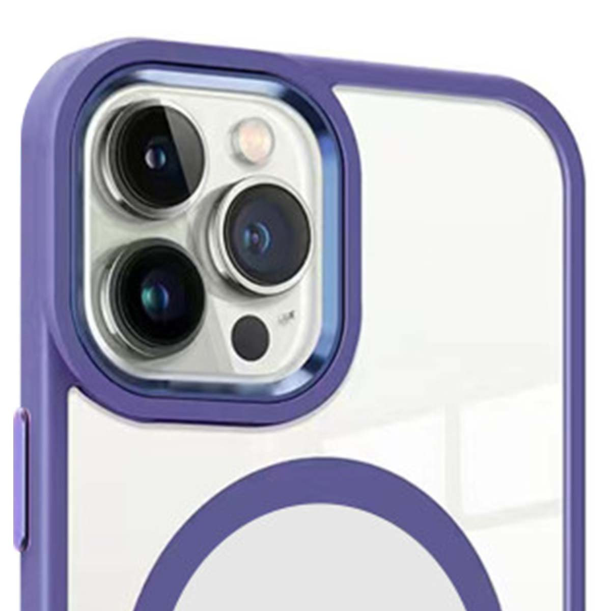 Primo piano di una custodia per telefono. La custodia ha una cornice viola e un retro trasparente. Sono visibili tre lenti della fotocamera.