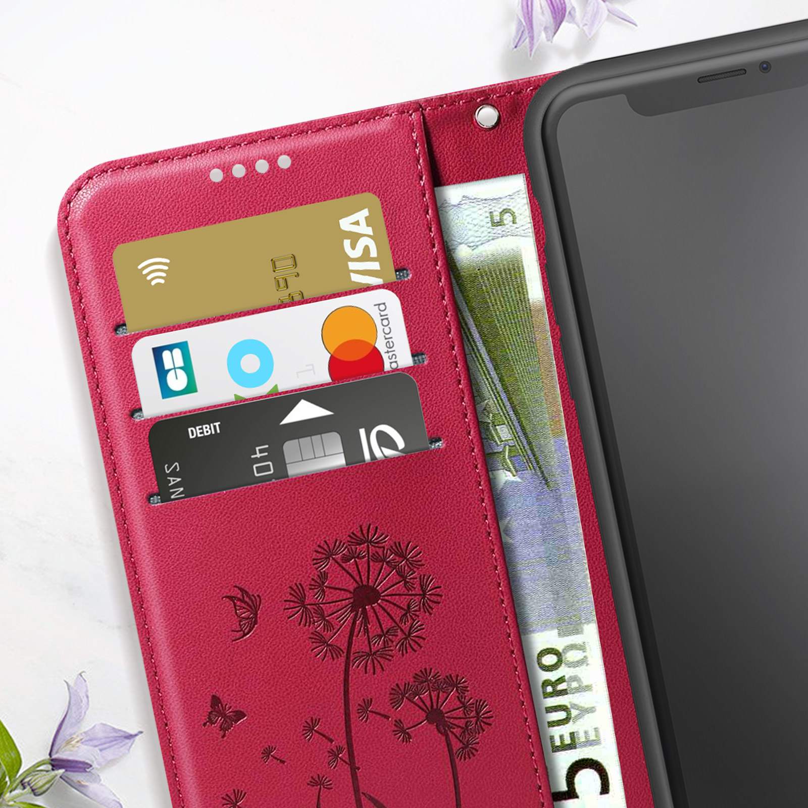 Un portafoglio rosso con carte e telefono. Design a dente di leone in rilievo. Banconota da 5 euro visibile.