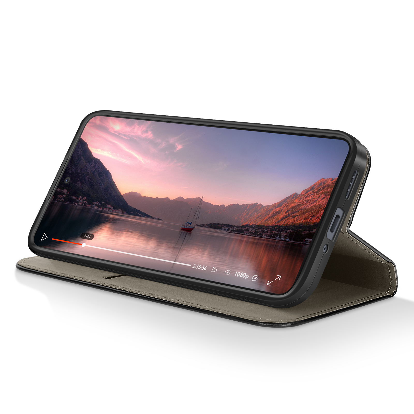 Telefono che mostra un video di una baia con montagne, barca e tramonto, in una custodia.