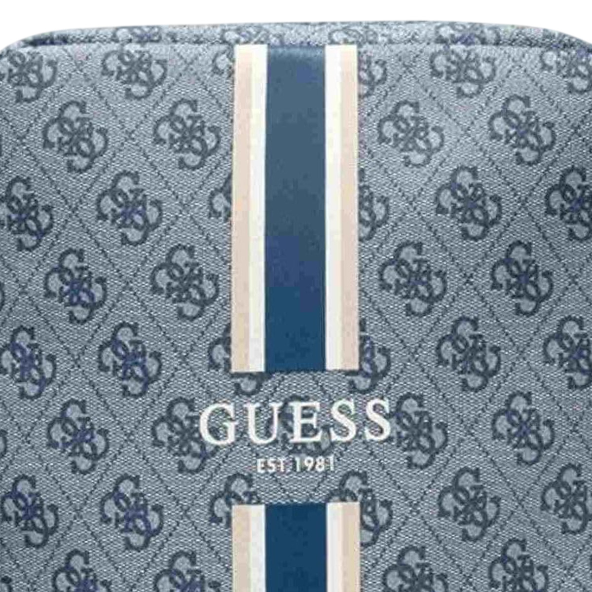 Primo piano di una borsa Guess. Ha un motivo floreale blu con due strisce verticali. Il logo Guess è visibile.