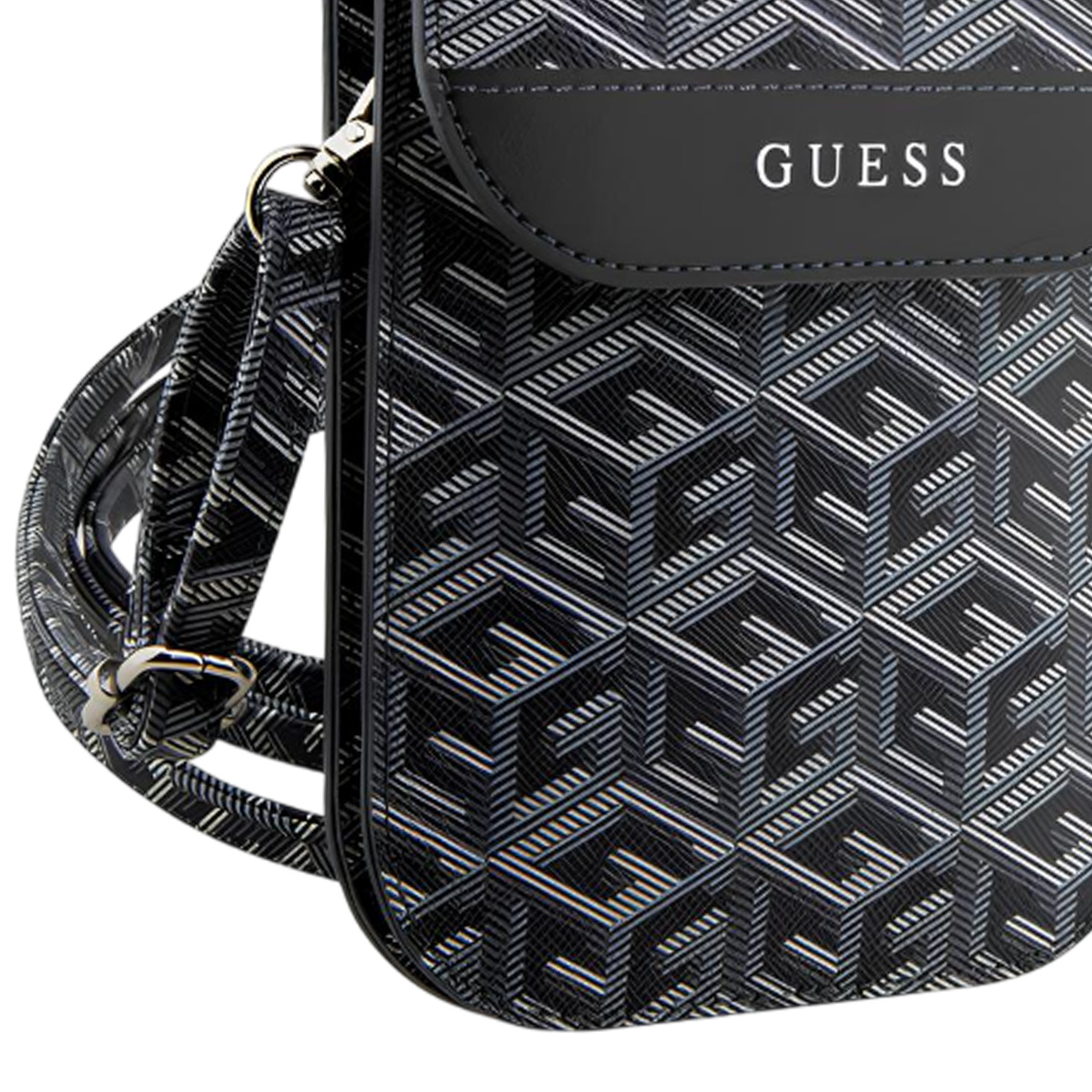 Primo piano di una borsa a tracolla Guess. Ha un motivo geometrico in nero, grigio e bianco, con un cinturino nero e il logo Guess.