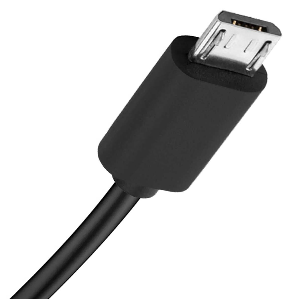 Un primo piano di un cavo USB nero con connettore argentato, angolato verso l'alto a destra. Sfondo bianco.