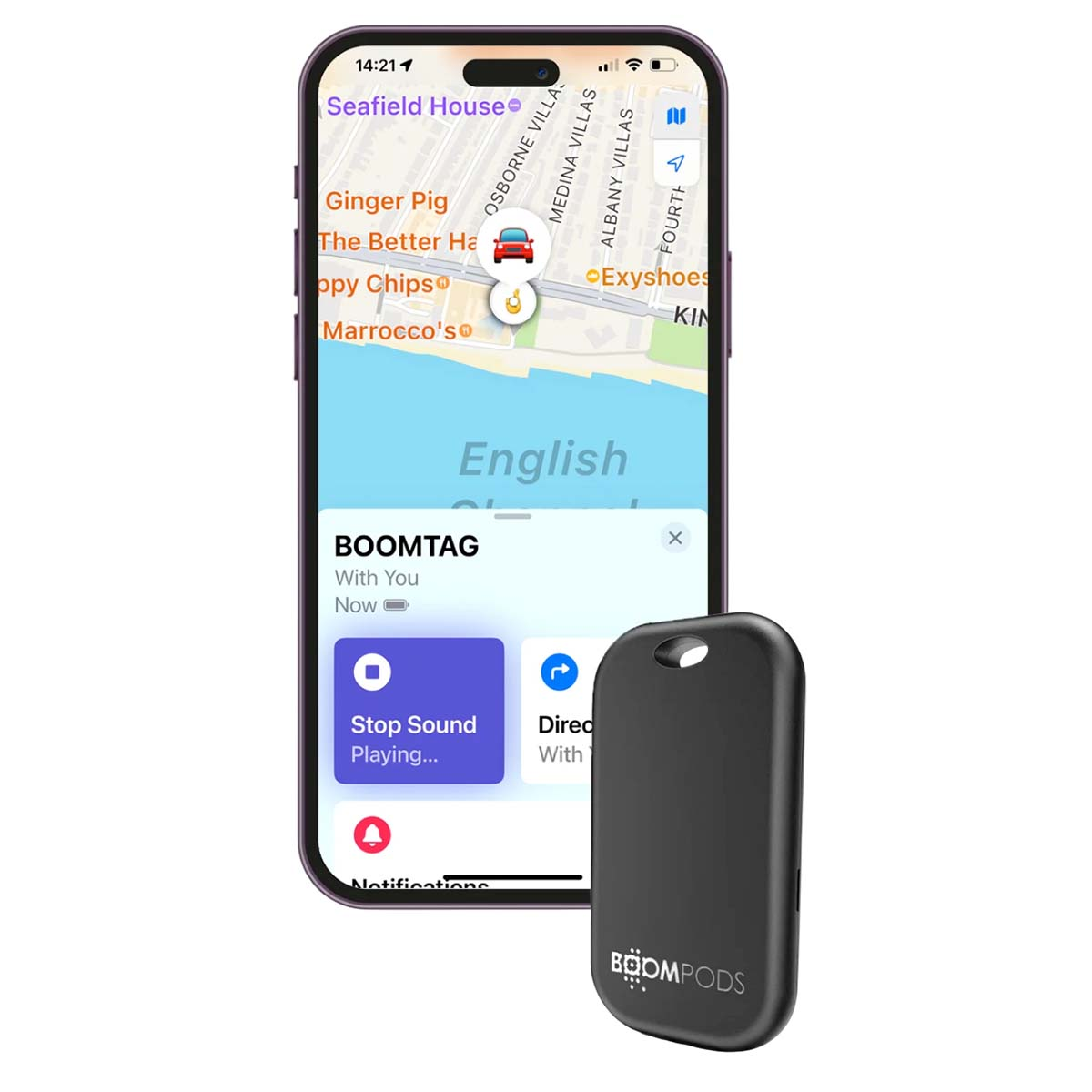 Uno smartphone mostra una mappa con un'icona di un'auto. Un tracker BoomPods nero è accanto al telefono. Il telefono mostra 'BOOMTAG' e opzioni.
