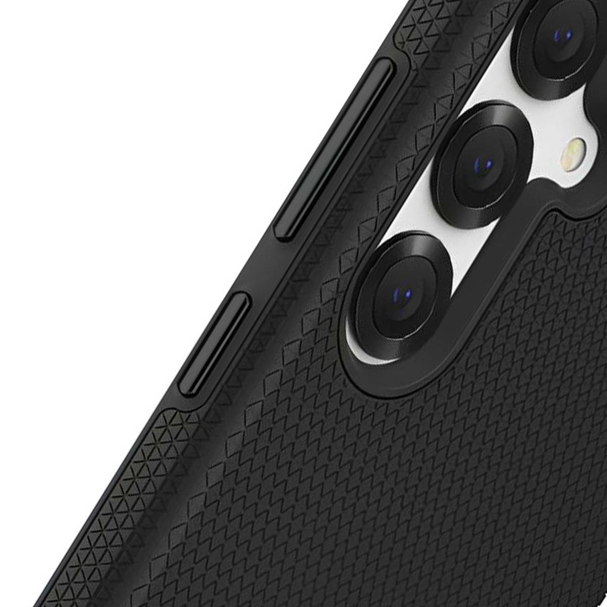 Primo piano di una custodia per telefono nera con motivo strutturato. Visibili le lenti della fotocamera e i pulsanti laterali su sfondo bianco.