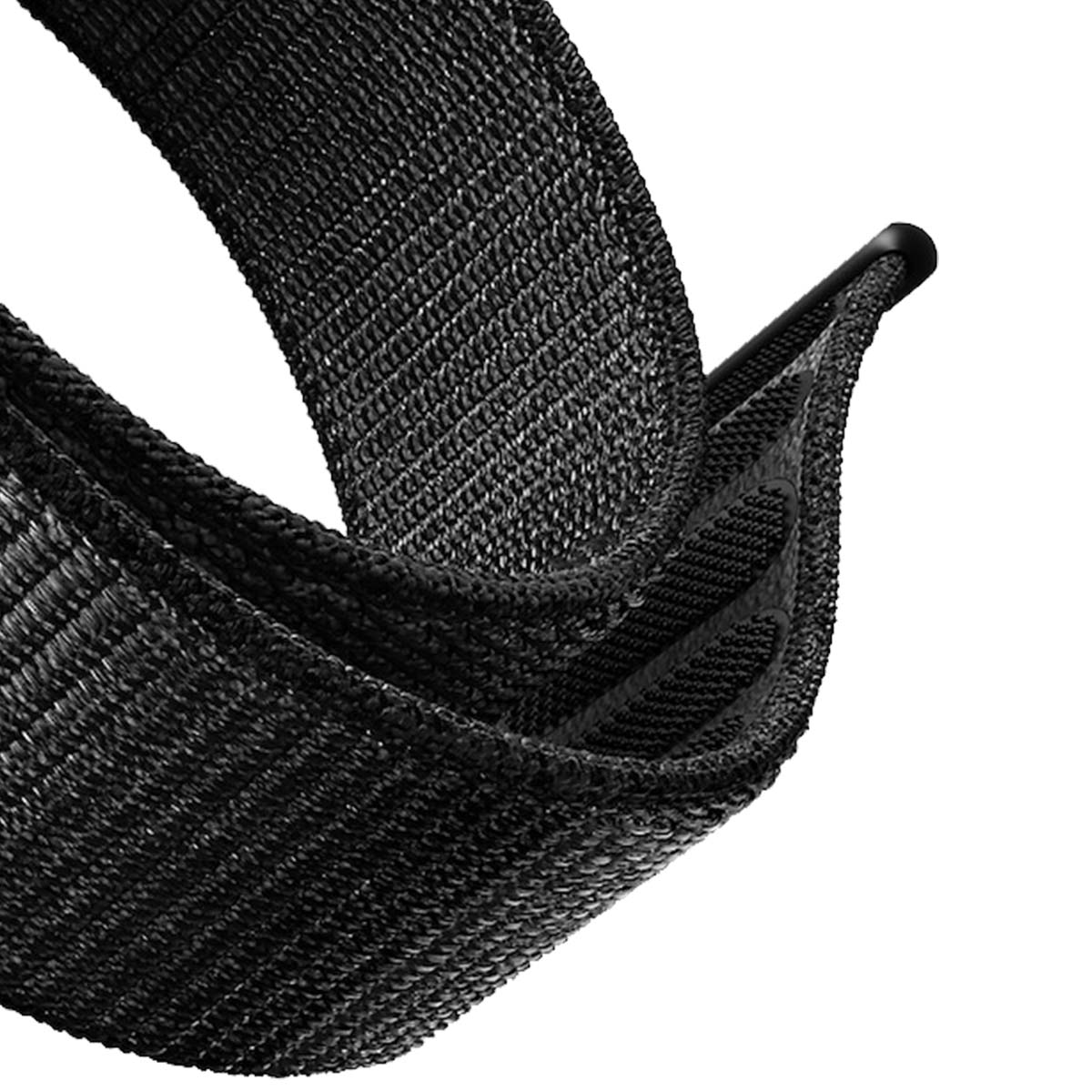 Primer plano de una tela negra tejida, posiblemente una correa de reloj, curvada sobre un fondo blanco.