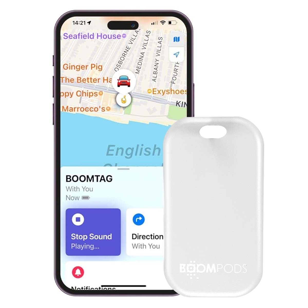 Un telefono mostra una mappa con un'icona di un'auto. Un tag BoomPods bianco è in primo piano. Il telefono mostra un'app basata sulla posizione.