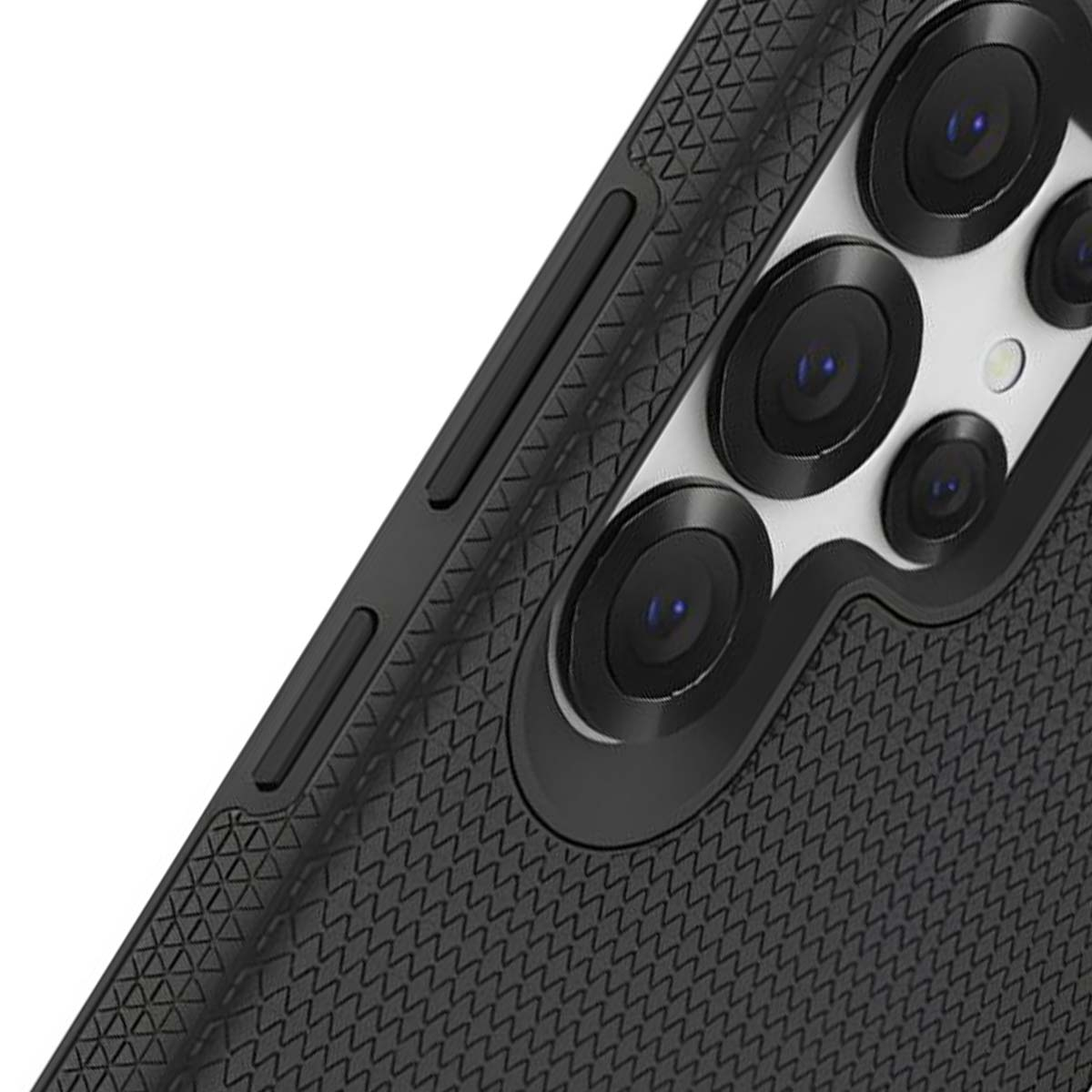 Primo piano di un telefono nero con più obiettivi e retro strutturato. Tasti del volume visibili.