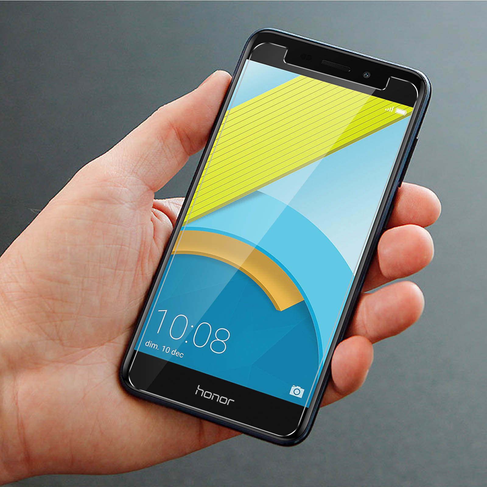 Una mano tiene uno smartphone con uno schermo colorato. Lo schermo mostra l'ora e il logo Honor.