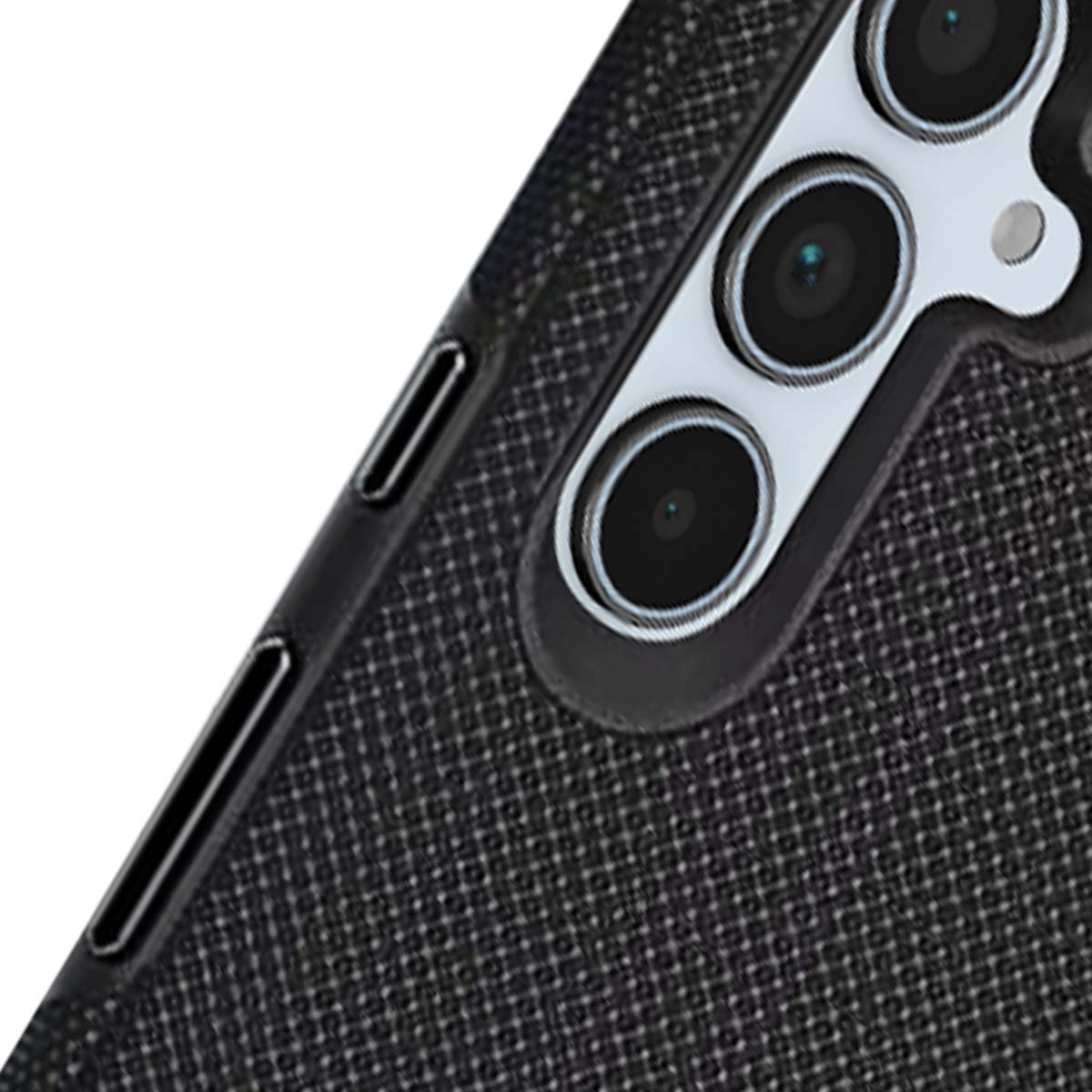 Primo piano di uno smartphone. Visibili lenti della fotocamera, flash, cover posteriore strutturata e lato con pulsanti. Bianco e nero.