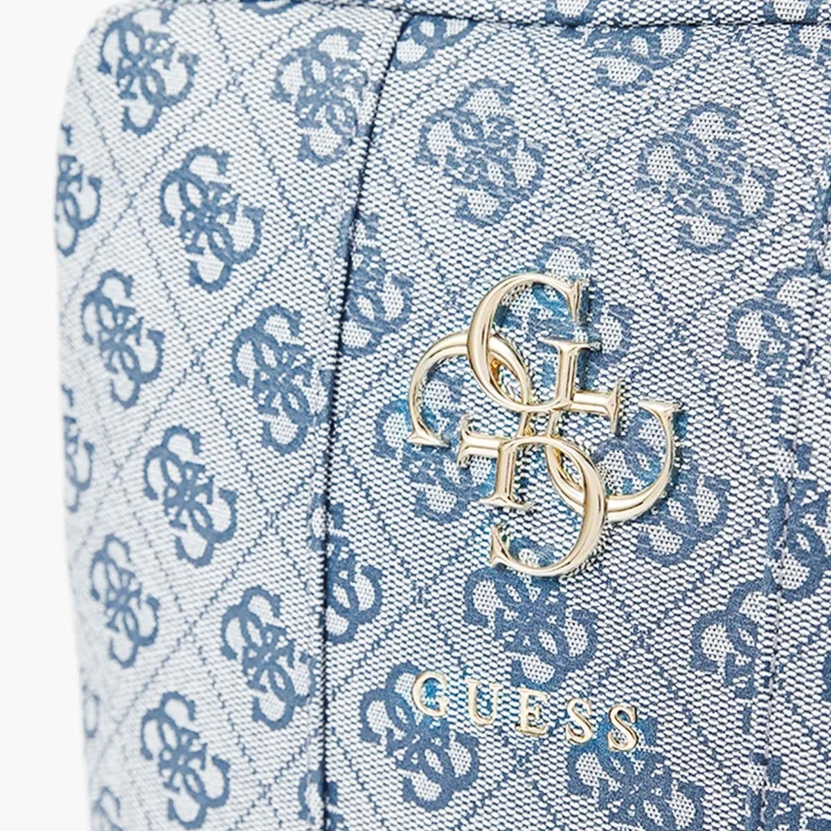 Nahaufnahme einer blau-weiß gemusterten Tasche mit goldenem "GUESS"-Logo. Das Muster enthält das Markenlogo.