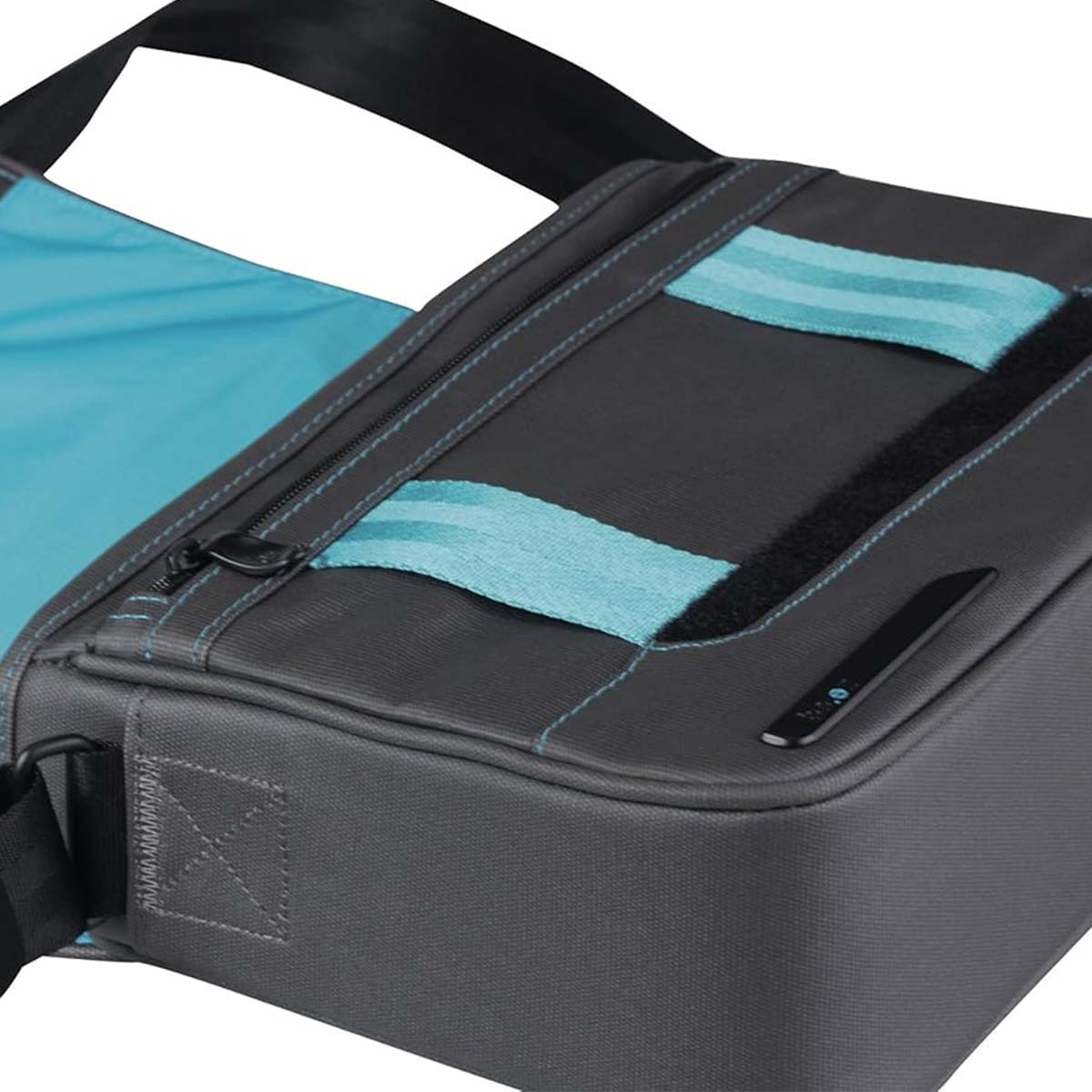 Una bolsa de cámara gris con detalles turquesa, una correa negra y un interior turquesa. La bolsa está parcialmente abierta.