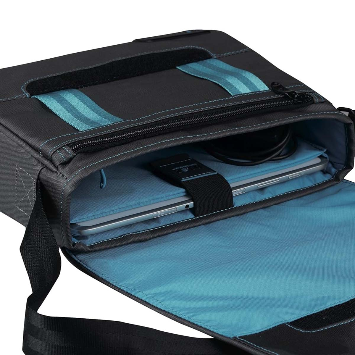 Una bandolera gris con detalles turquesa, abierta para revelar una tableta, cables e interior turquesa.