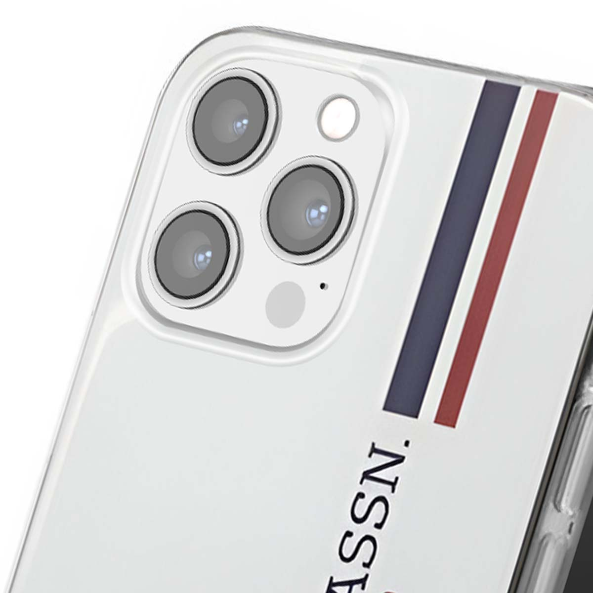 Primo piano di un telefono. La custodia è bianca con due strisce verticali: blu e rossa. Le lenti della fotocamera del telefono sono visibili.