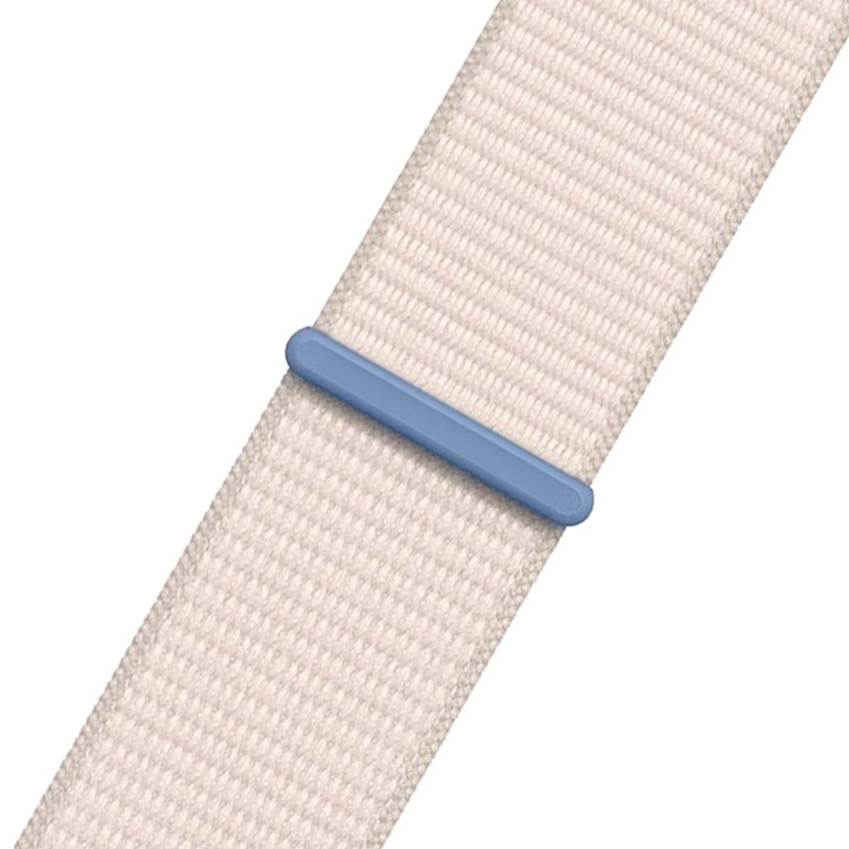 Primo piano di un cinturino in tessuto color crema con una barra azzurra. Il cinturino è angolato su sfondo bianco.