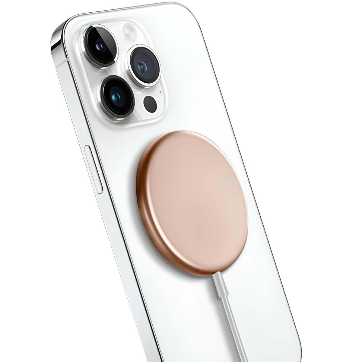 Ein klares iPhone mit einem goldenen kabellosen Ladegerät. Das Telefon hat drei Kameralinsen. Das Ladegerät ist rund und hat ein Kabel.