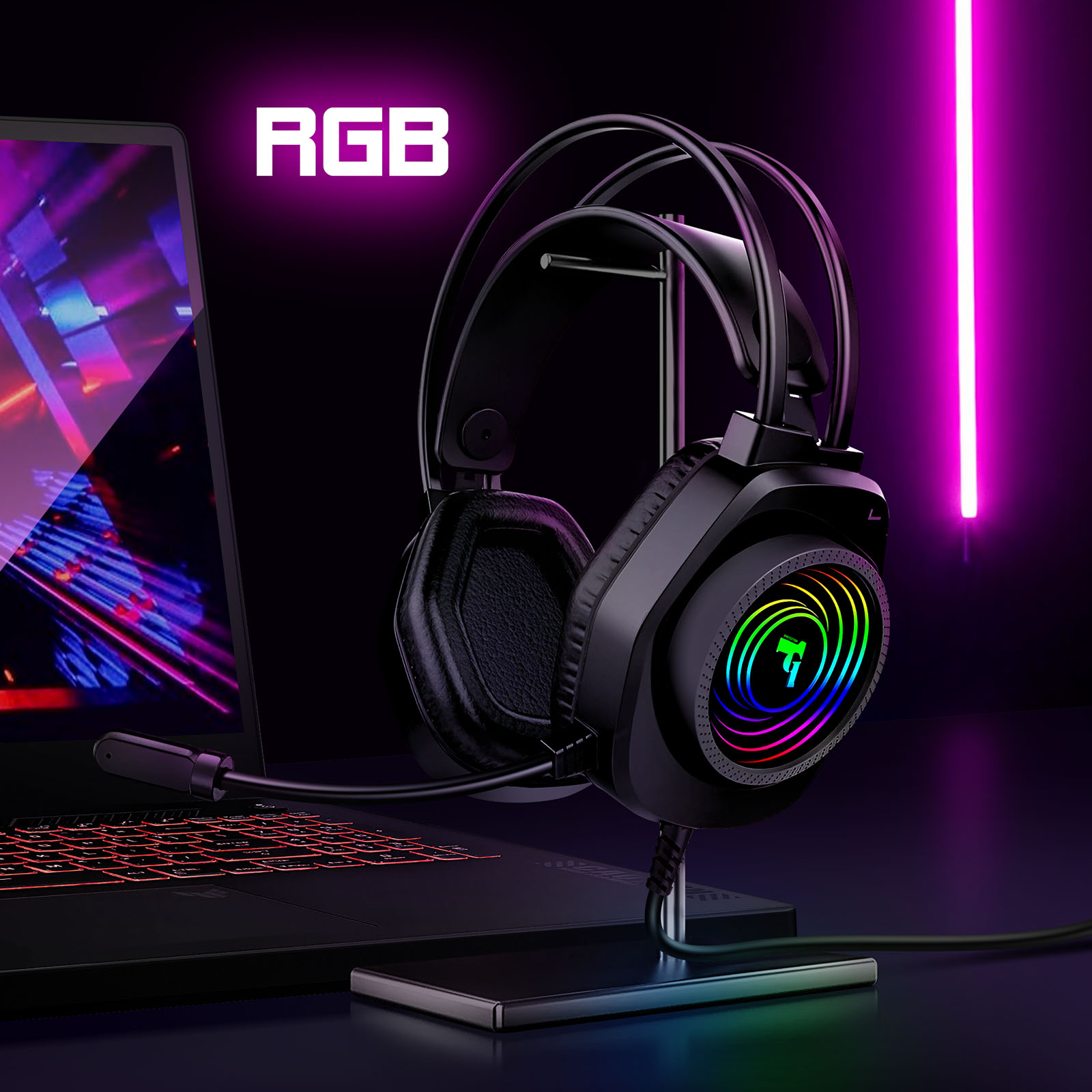 Cuffie da gioco nere con luci RGB, su un supporto accanto a un laptop. La parola 'RGB' è visibile.