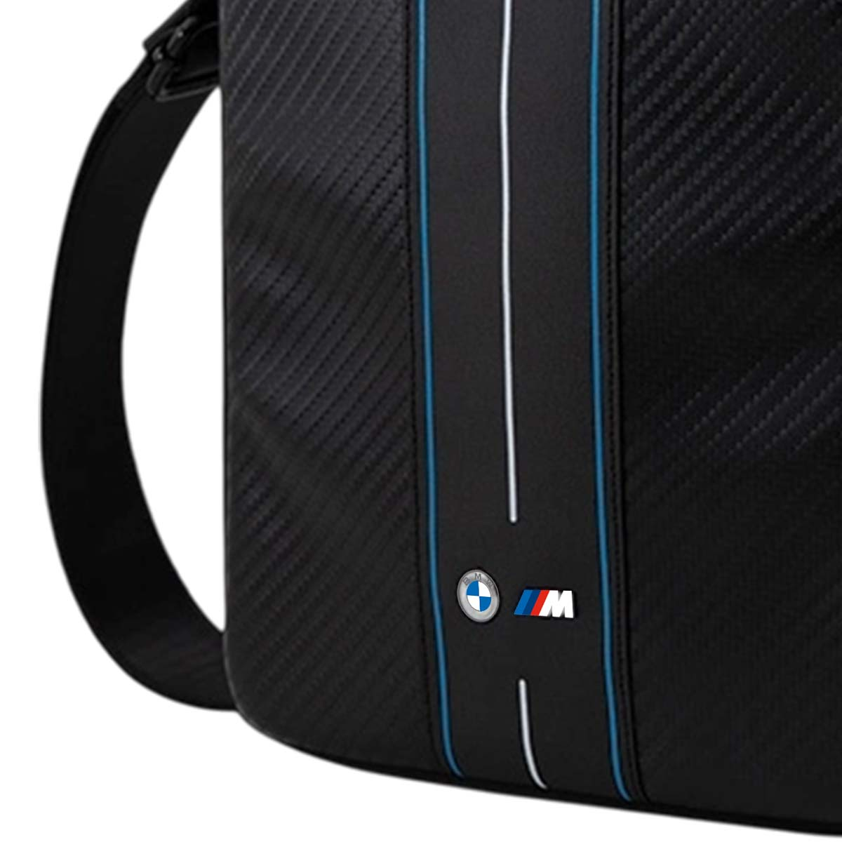 Borsa nera con trama in fibra di carbonio. Presenta una striscia bianca con dettagli blu e logo BMW M. Cinturino nero a sinistra.