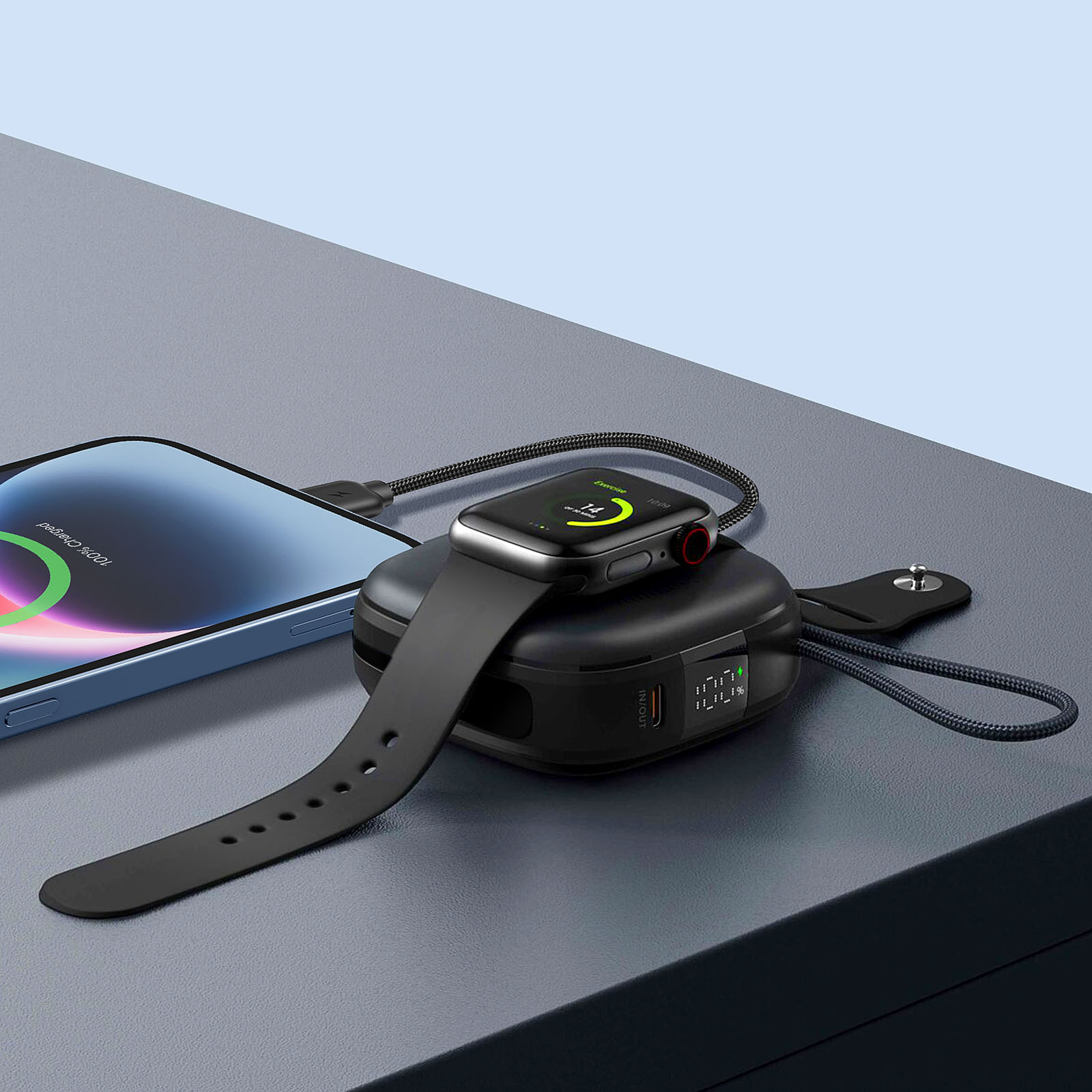 Ein Telefon und eine Uhr werden auf einem schwarzen Gerät aufgeladen. Das Telefon zeigt 100% geladen an.