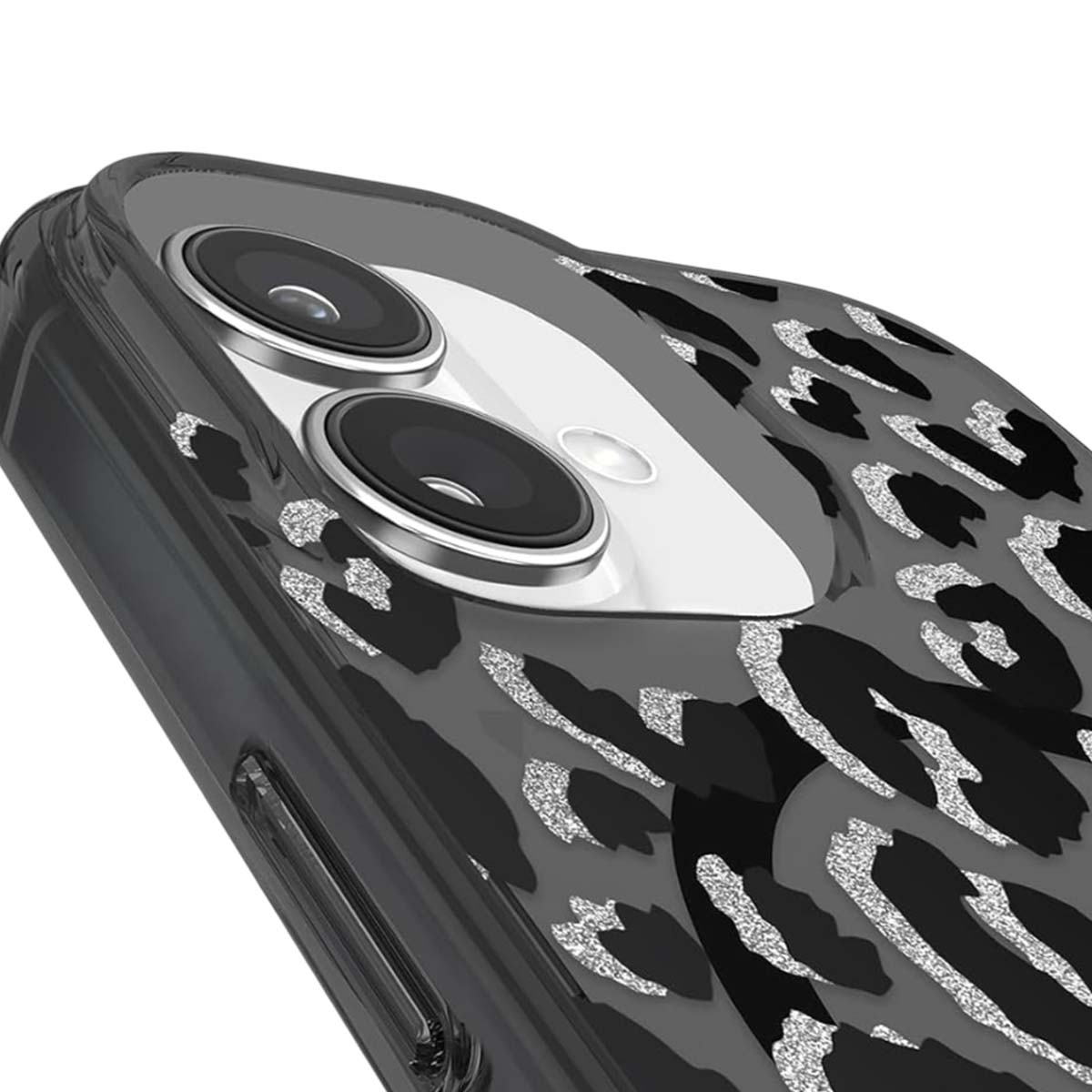 Primo piano della fotocamera di un telefono, coperta da una custodia con stampa leopardata nera e argento. Il telefono è nero e lo sfondo bianco.