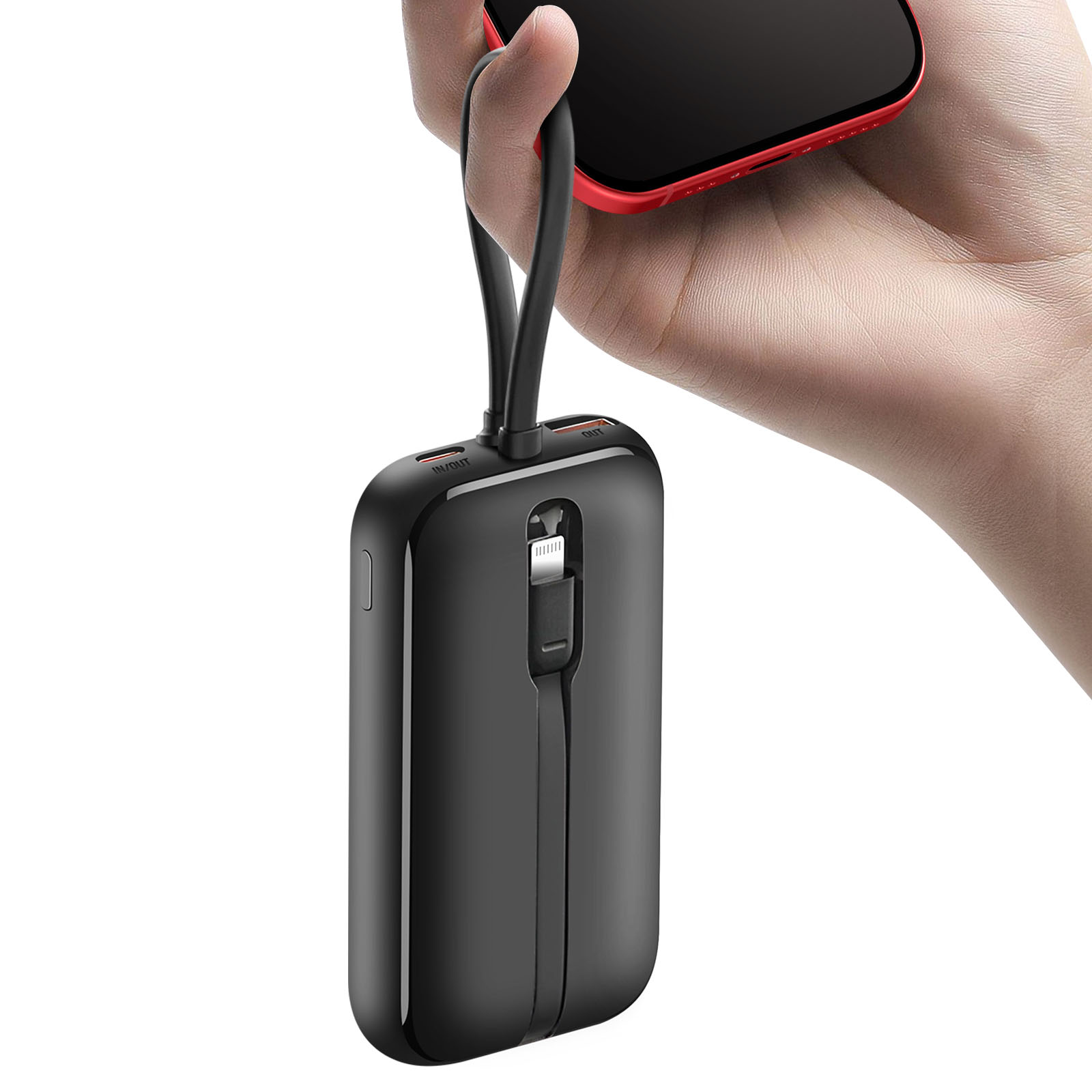 Eine Hand hält eine schwarze Powerbank mit einem angeschlossenen Telefon. Das Telefon ist rot. Kabel verbinden die Geräte.