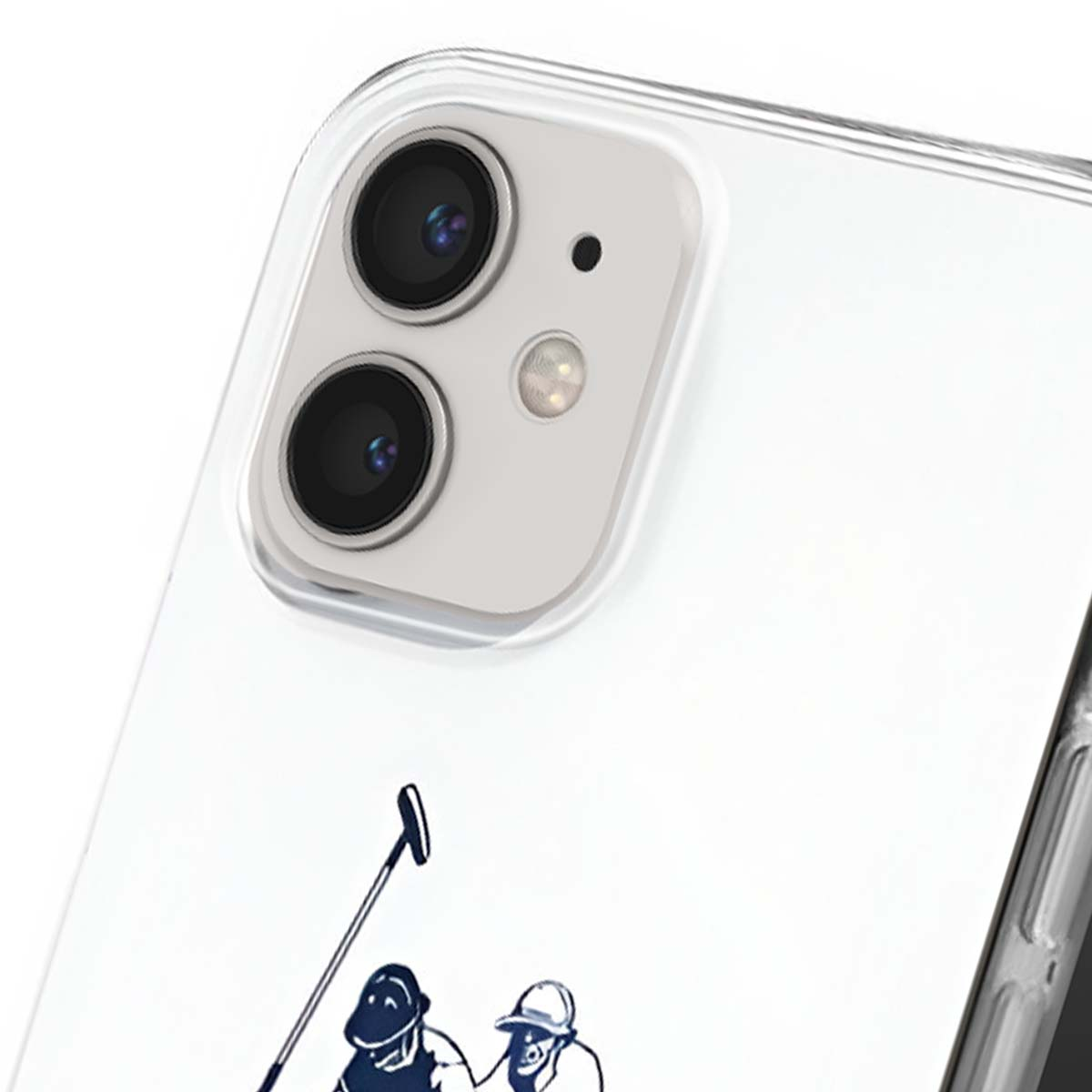 Primo piano di una custodia per telefono. La custodia è bianca, con bordo trasparente. La sezione della fotocamera è visibile. C'è un logo di un giocatore di polo sulla custodia.