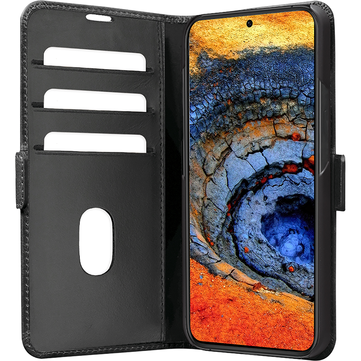 Custodia nera per telefono aperta, che mostra il telefono con un'immagine di terra screpolata. Fessure per carte visibili. Chiusura magnetica.