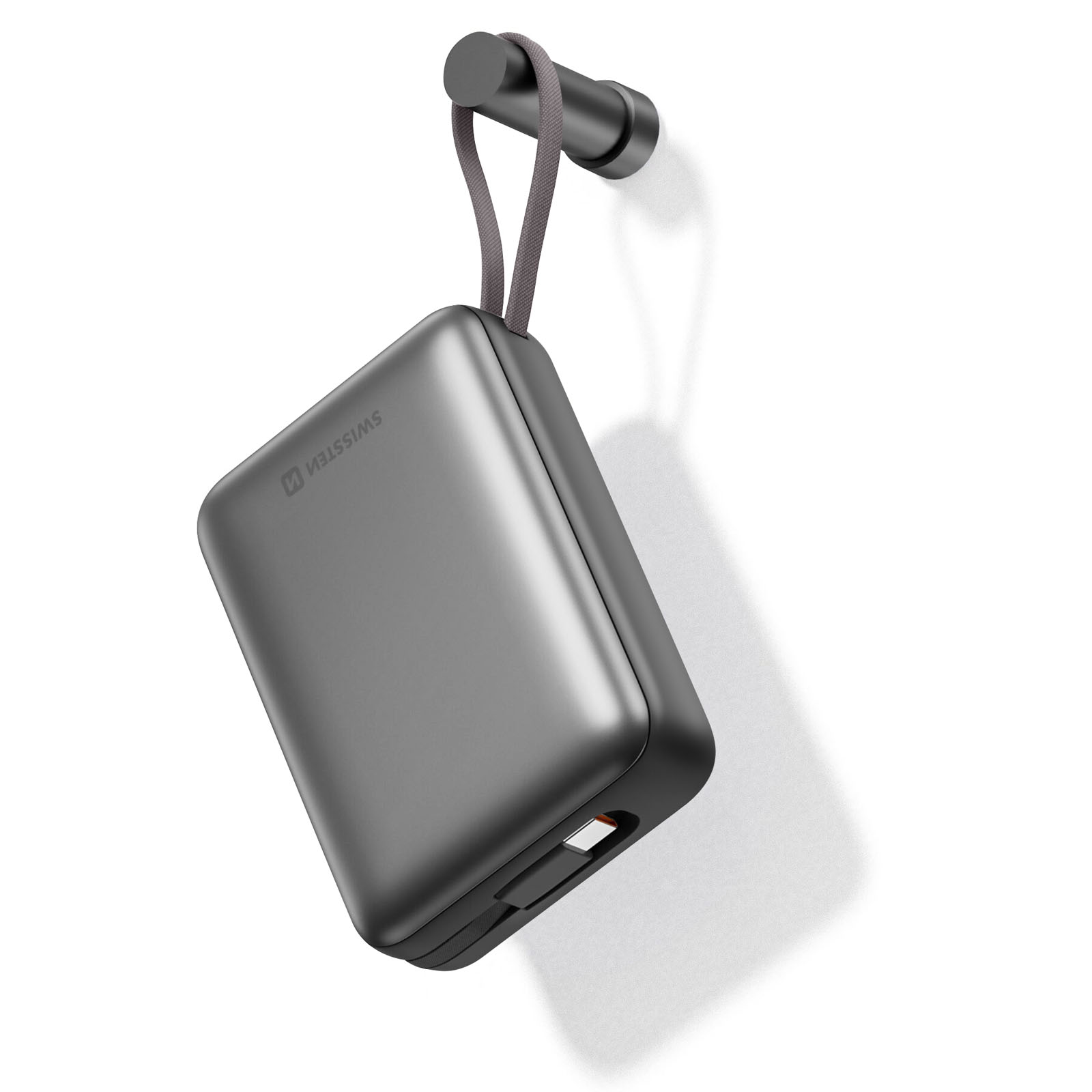 Un power bank grigio è appeso a un gancio. Il power bank ha una cinghia e il nome del marchio.