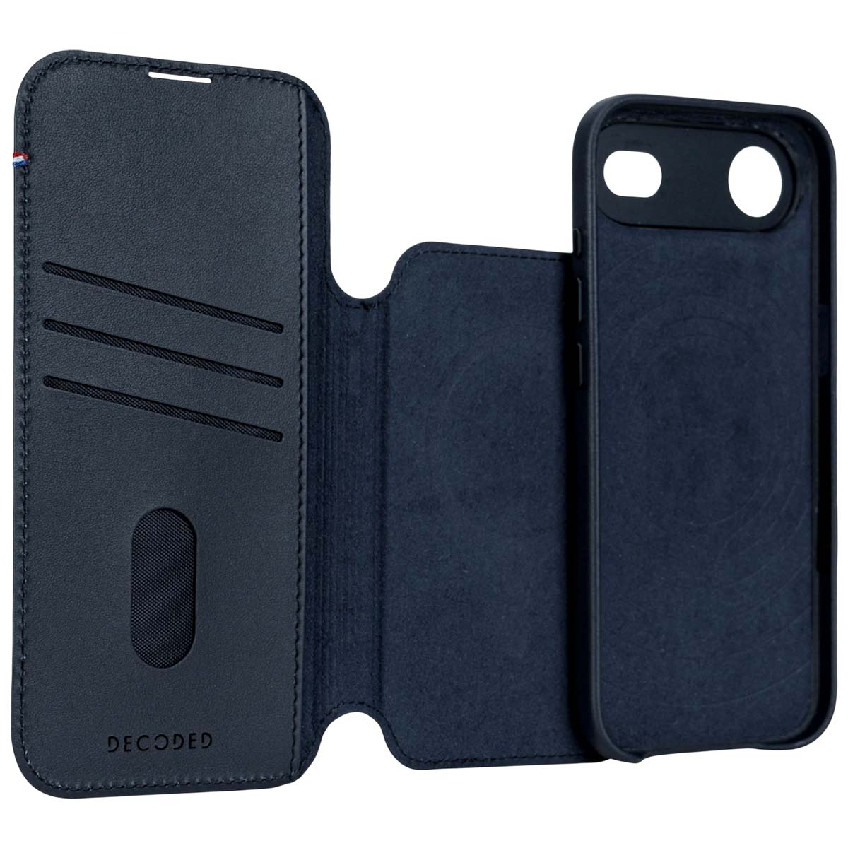 Una custodia blu navy è aperta, mostrando l'interno. Ha fessure per carte e il logo Decoded. Il supporto per il telefono è a destra.