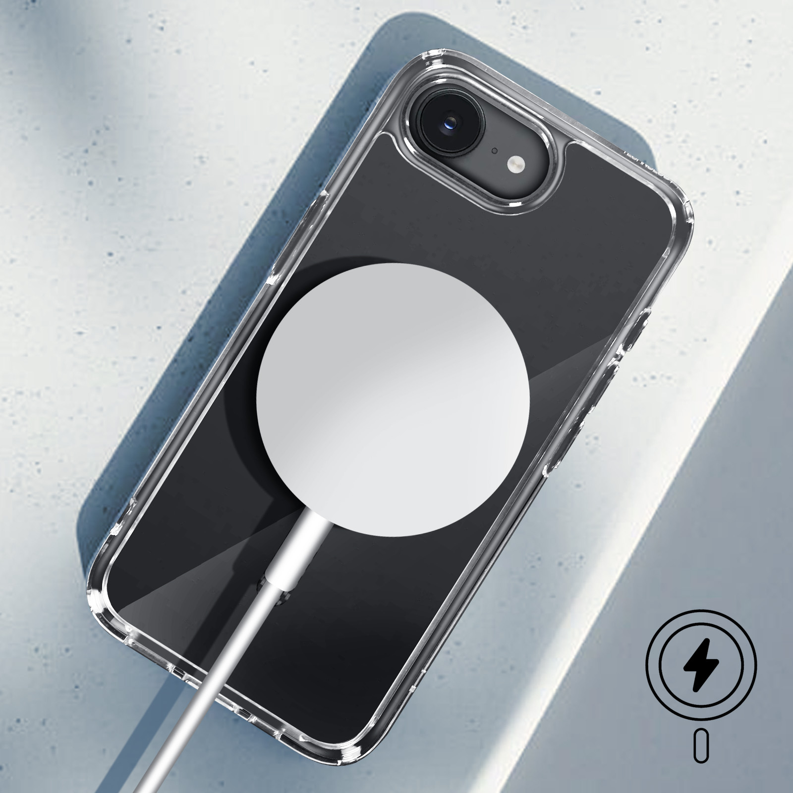Een telefoon in een doorzichtige hoes met een witte MagSafe-oplader. De telefoon ligt op een lichtgrijze ondergrond.