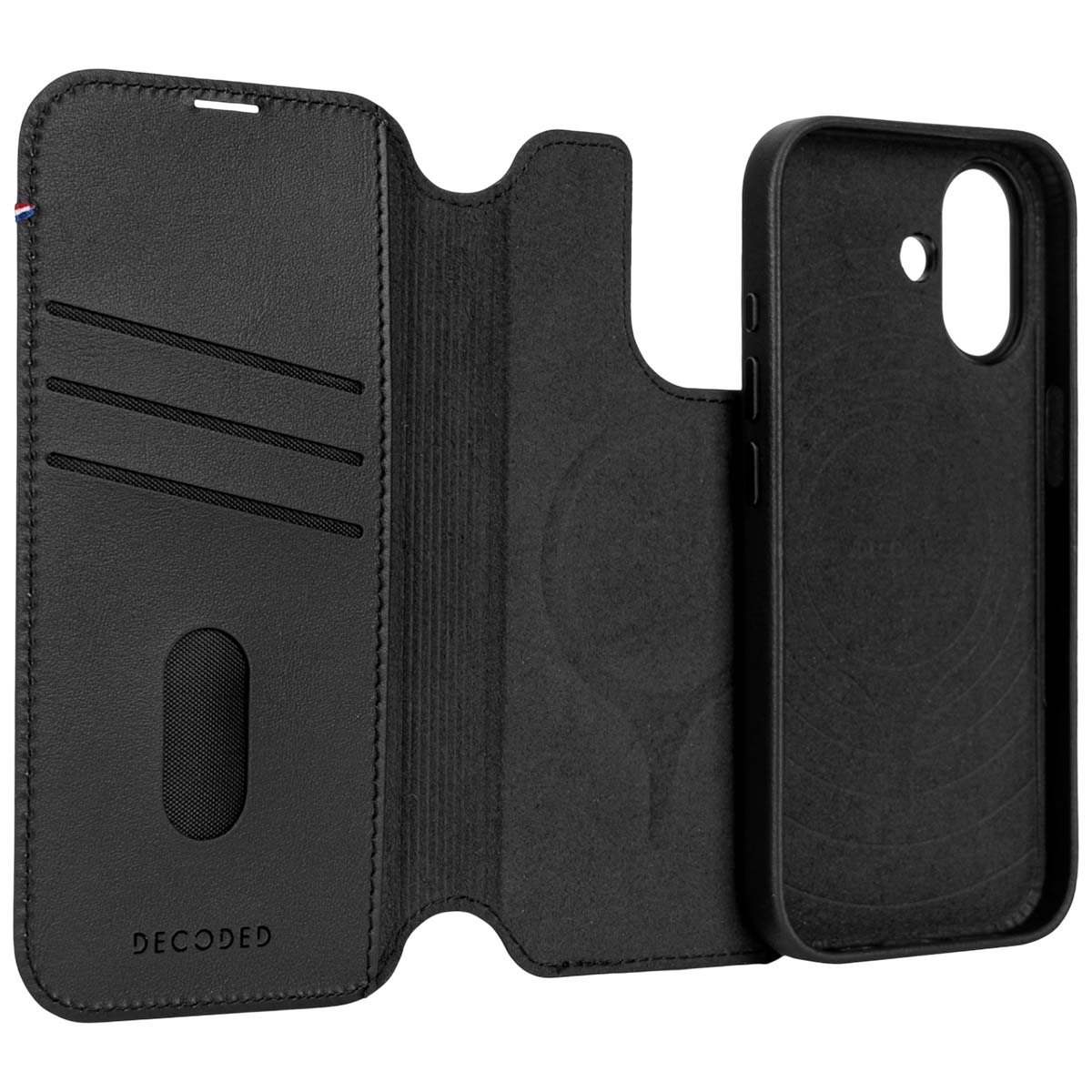 Custodia per telefono in pelle nera, aperta. Con fessure per carte, logo 'DECODED'. Supporto telefono visibile. Dettagli cuciture e bandiera.